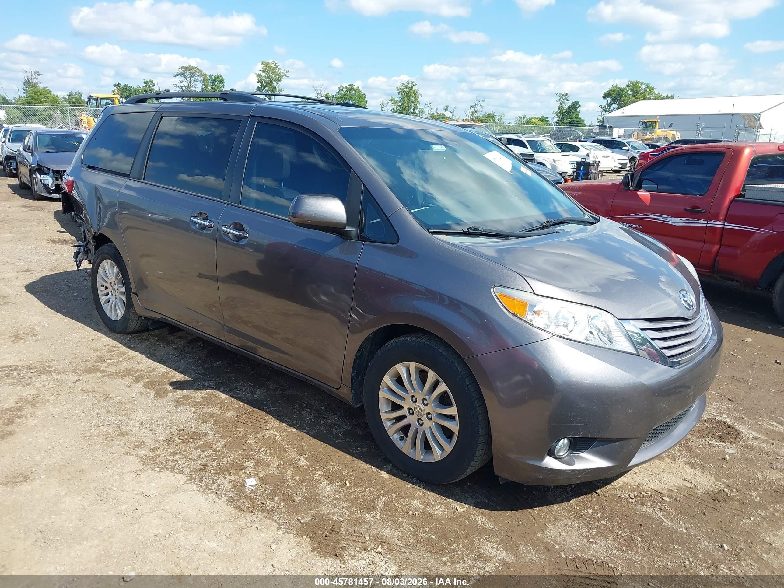 2015 Toyota Sienna XLE Premium, VIN 5TDYK3DC7FS535965 — Rear end