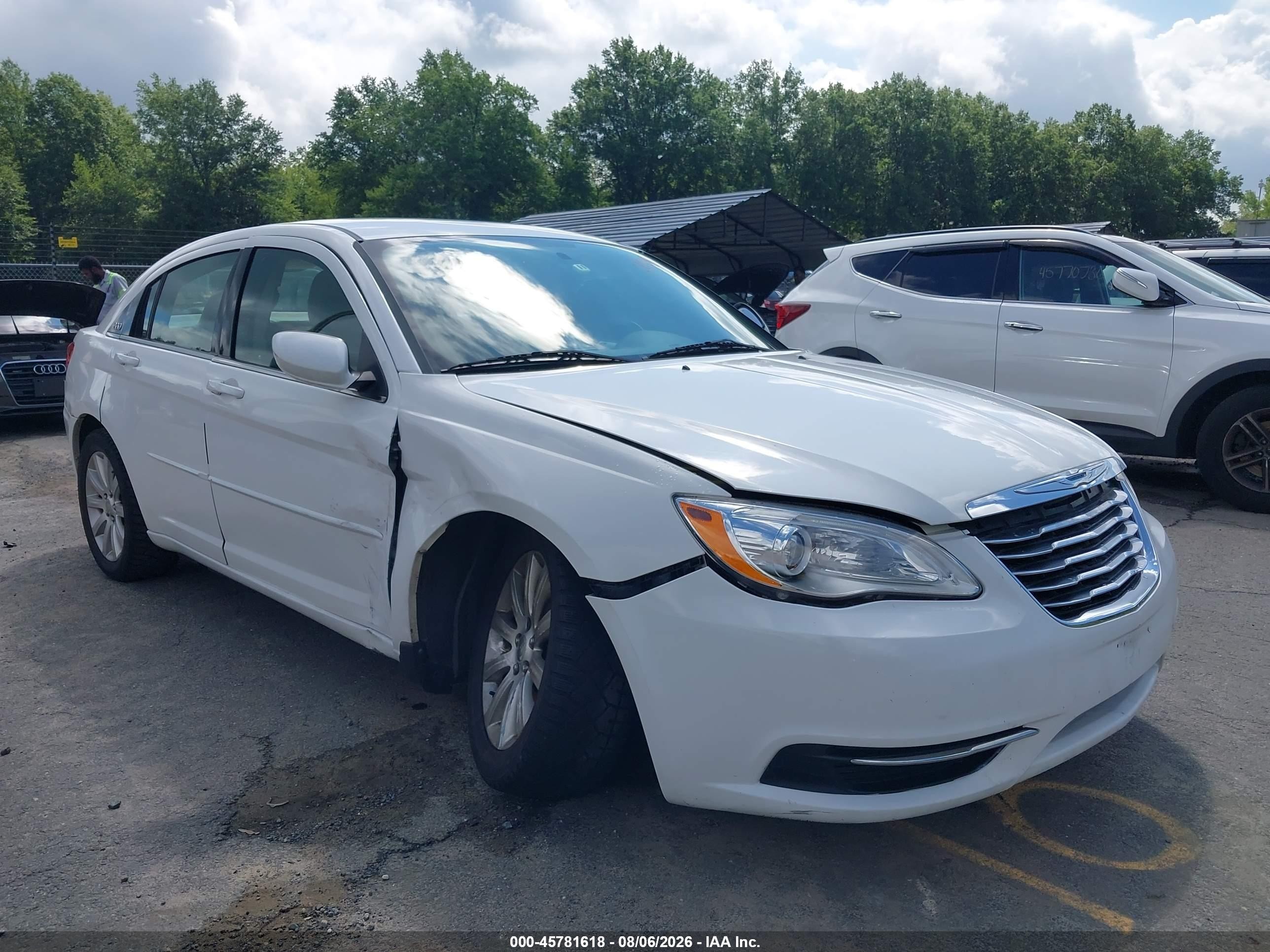 2013 Chrysler 200 Touring, VIN 1C3CCBBB2DN614527 — Front end