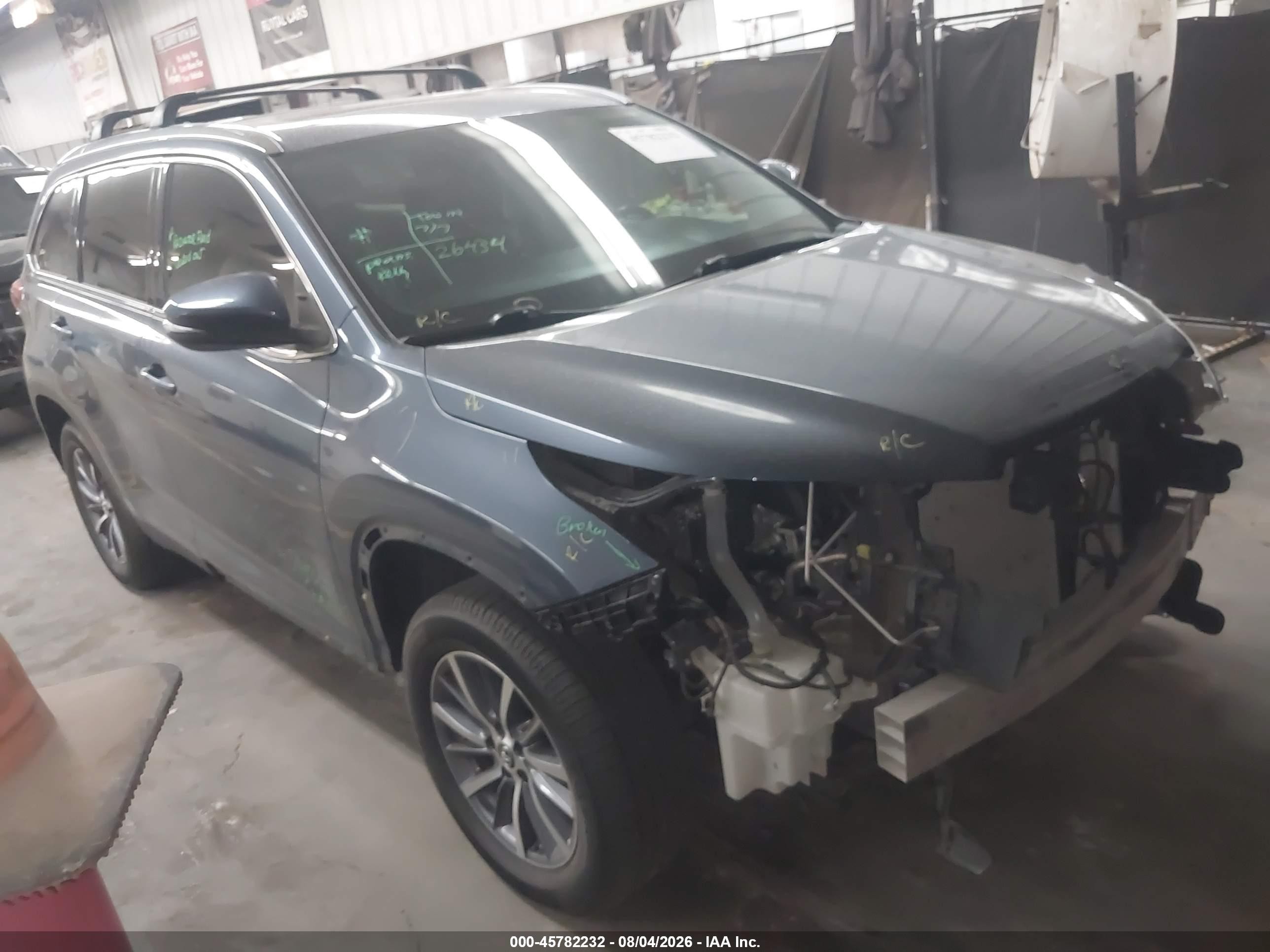 2019 Toyota Highlander XLE, VIN 5TDKZRFH1KS356148 — Front end