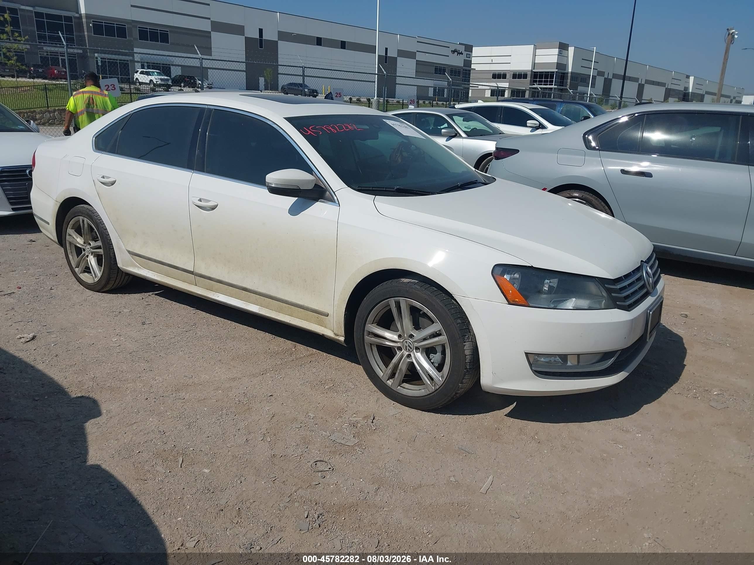 2014 Volkswagen Passat SEL Premium, VIN 1VWCN7A35EC070807 — Обычный износ