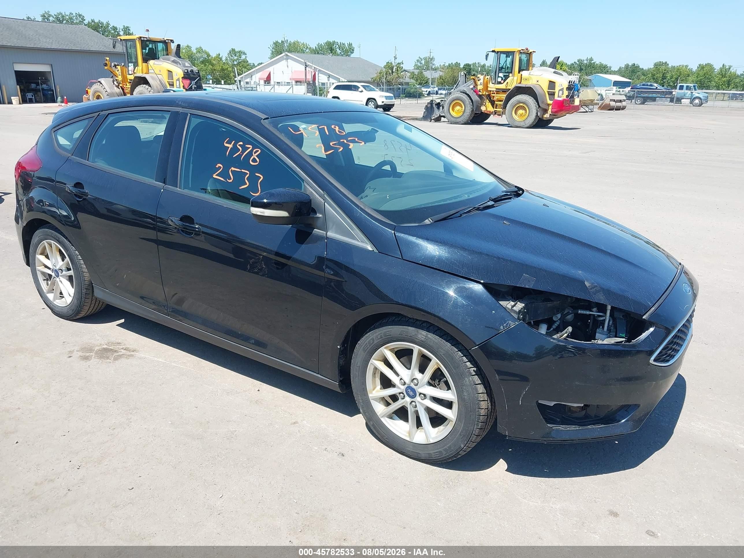 2016 Ford Focus SE, VIN 1FADP3K27GL211577 — Front end