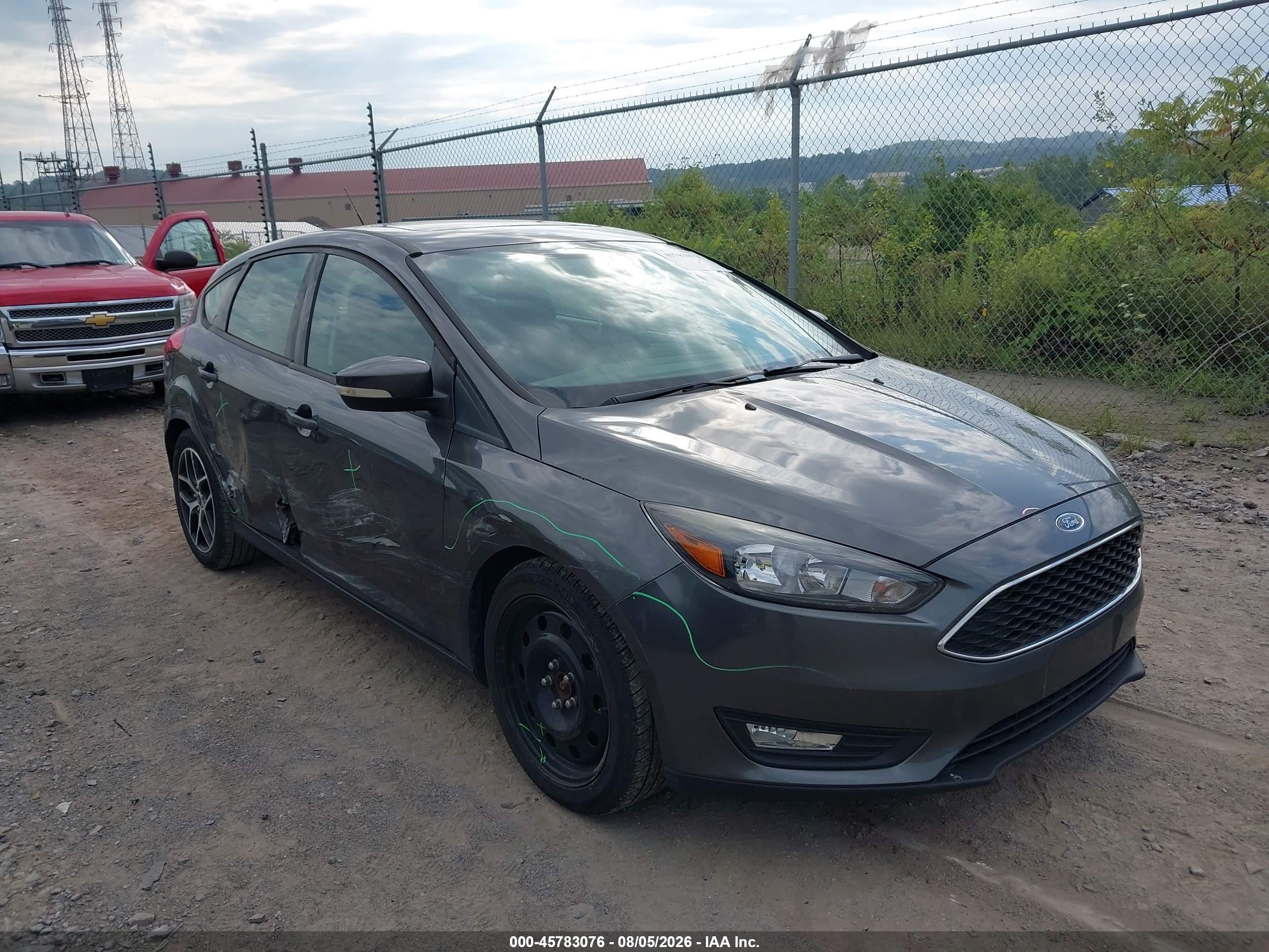 2018 Ford Focus SEL, VIN 1FADP3M2XJL243637 — Бок
