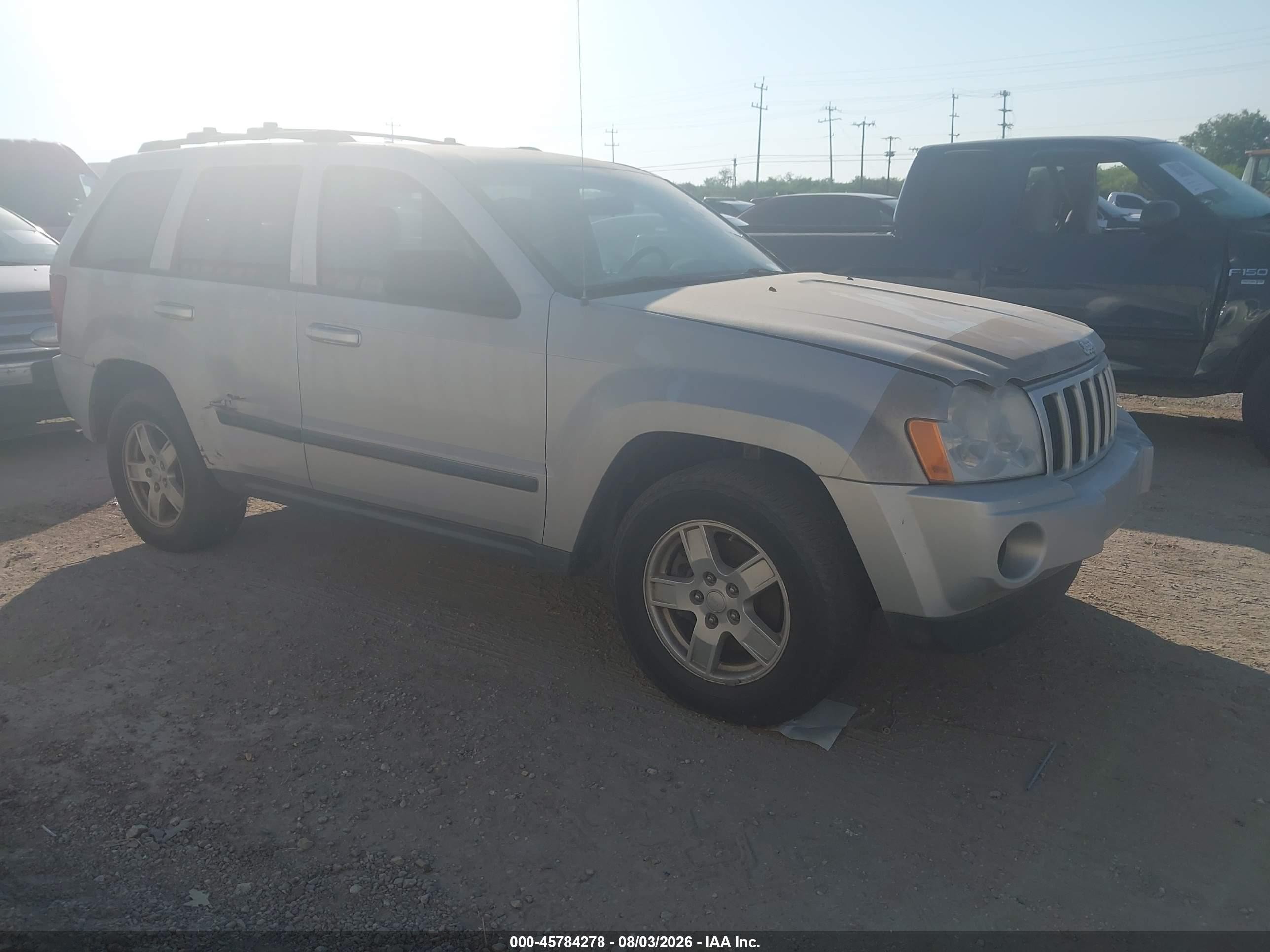 2007 Jeep Grand Cherokee Laredo, VIN 1J8GR48K57C688404 — Normal wear