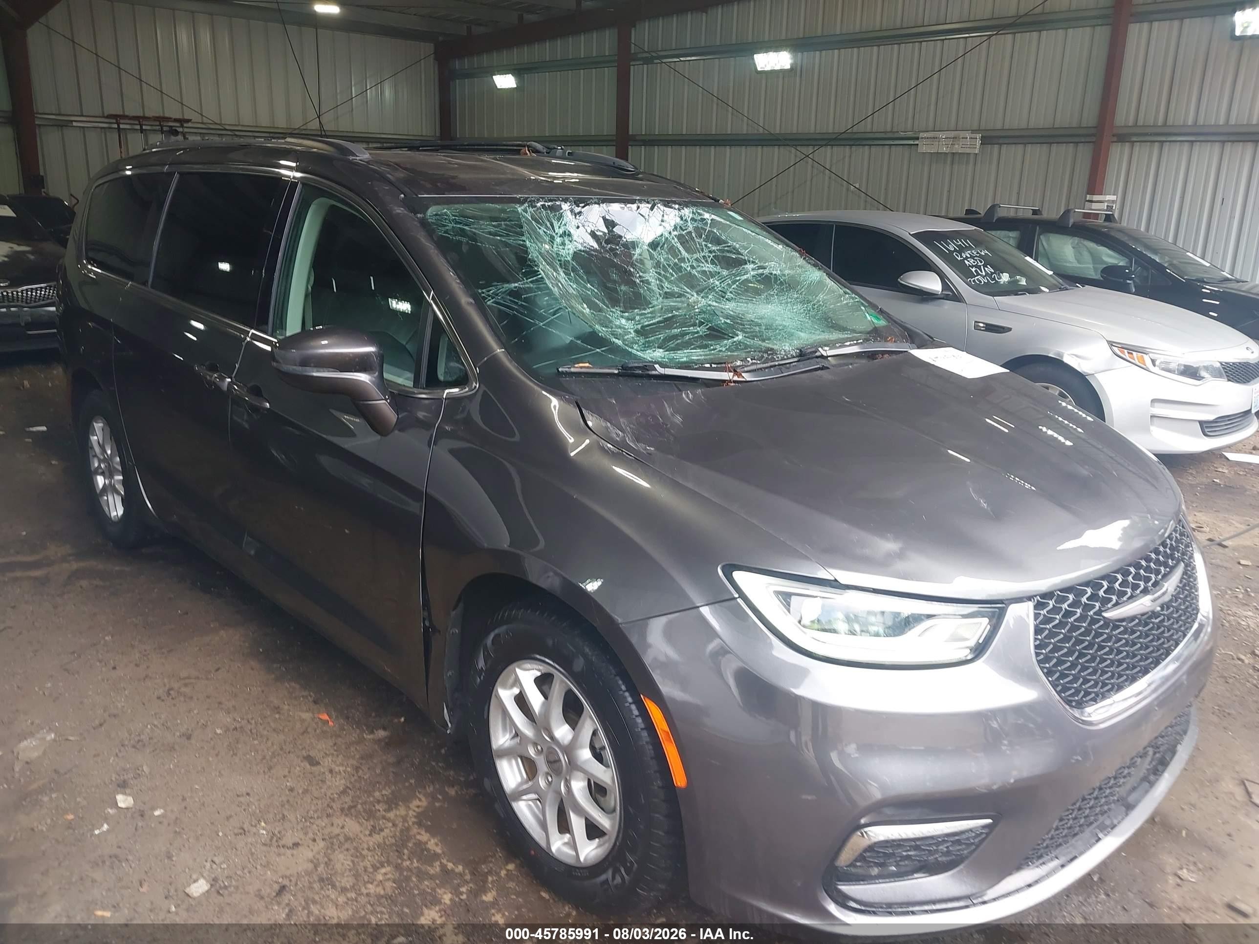 2022 Chrysler Pacifica Touring L, VIN 2C4RC1BG9NR133108 — Front end