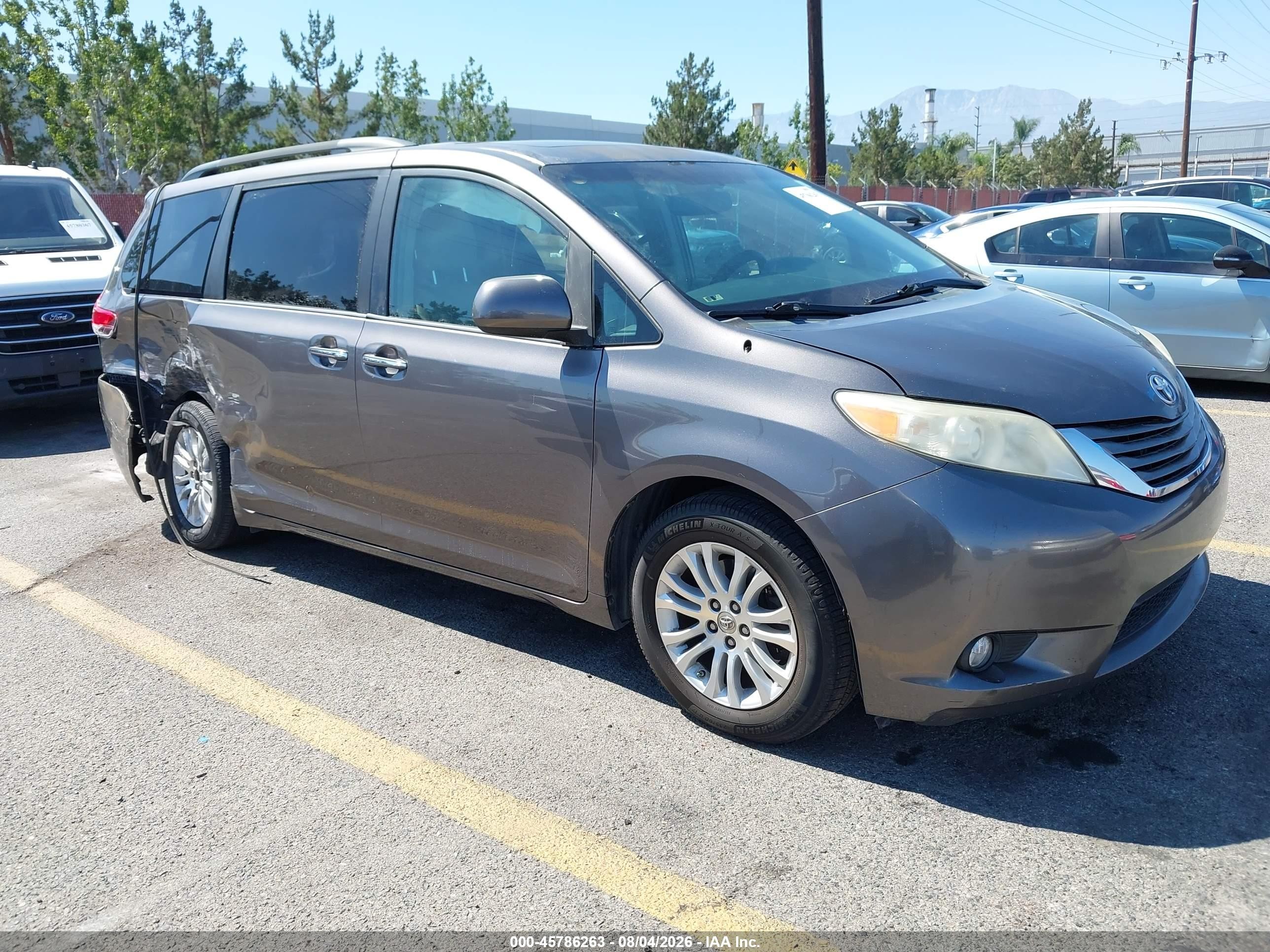 2014 Toyota Sienna Limited, VIN 5TDYK3DC2ES468383 — Side