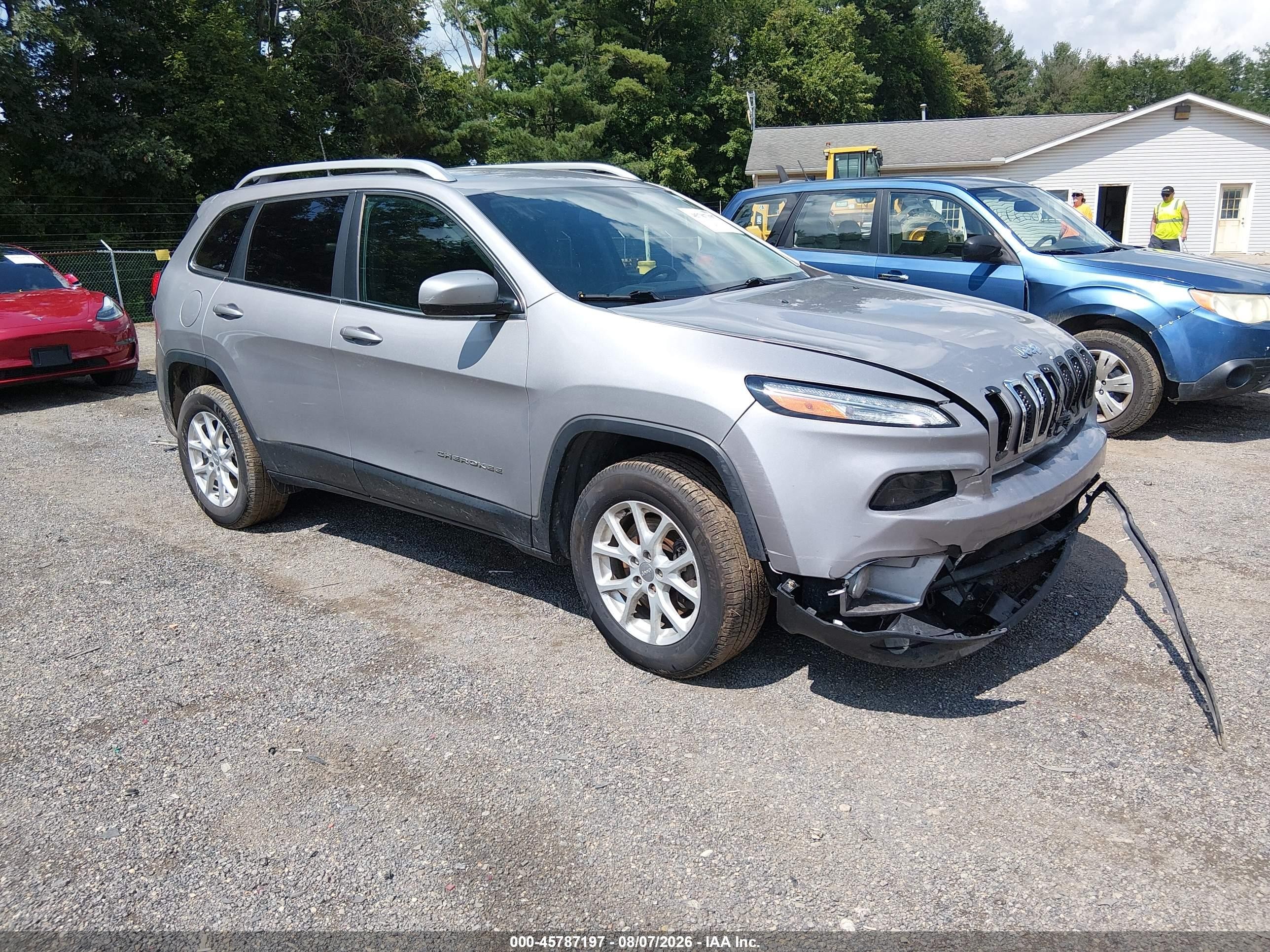2017 Jeep Cherokee Latitude, VIN 1C4PJMCS4HD217233 — Normal wear