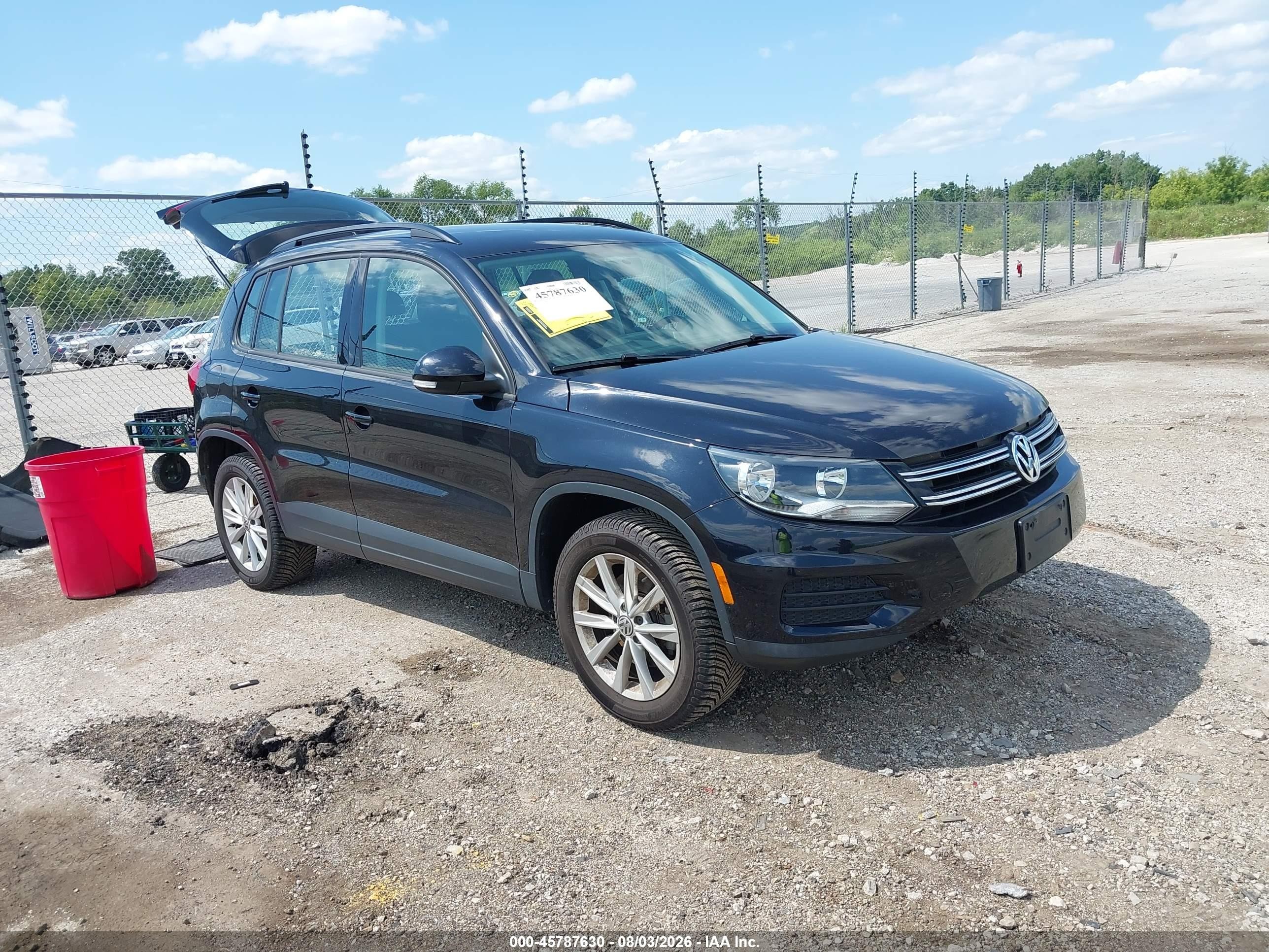 2018 Volkswagen Tiguan, VIN WVGBV7AXXJK004539 — Зад