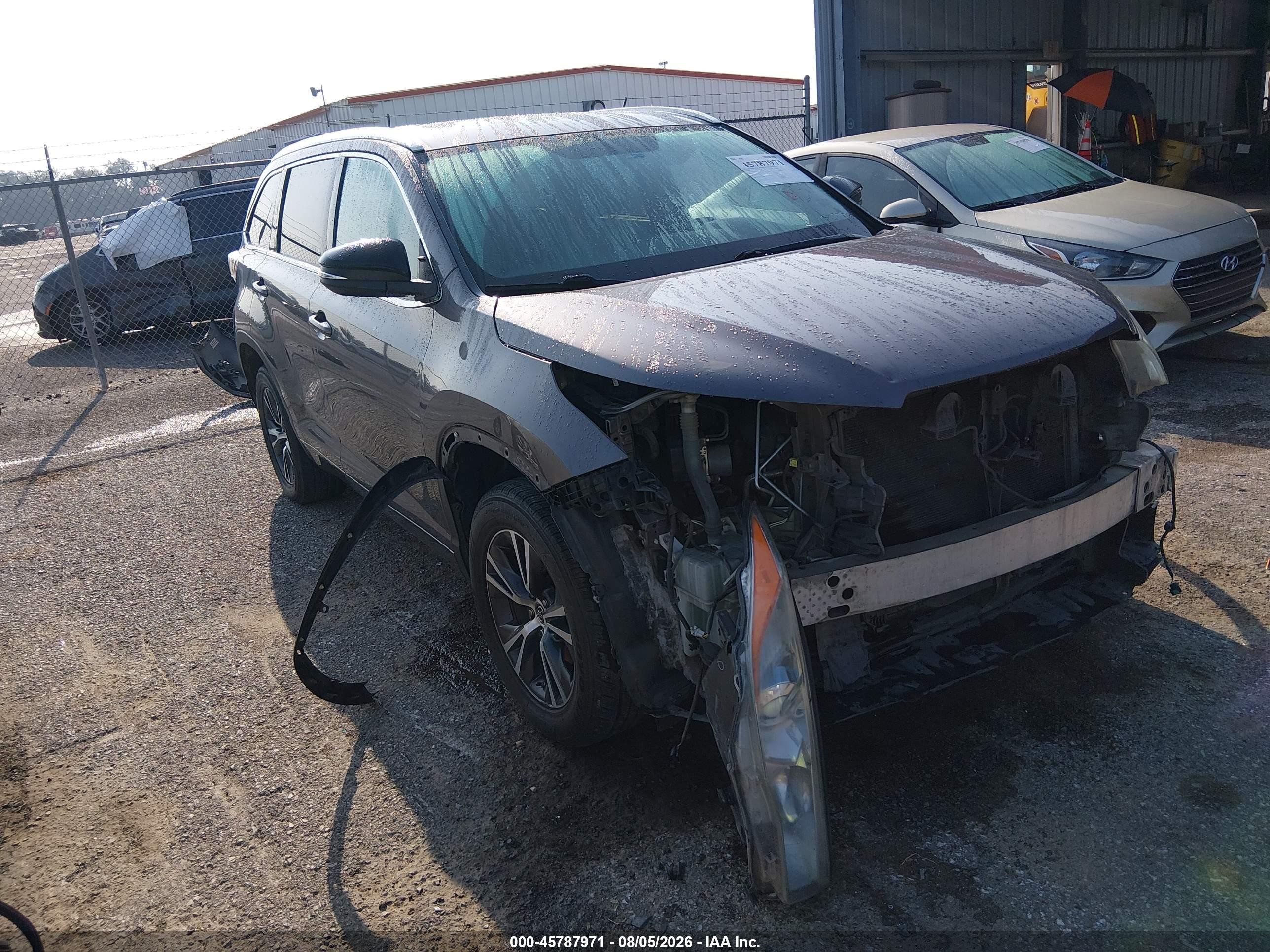 2016 Toyota Highlander XLE, VIN 5TDKKRFH6GS184212 — Front end