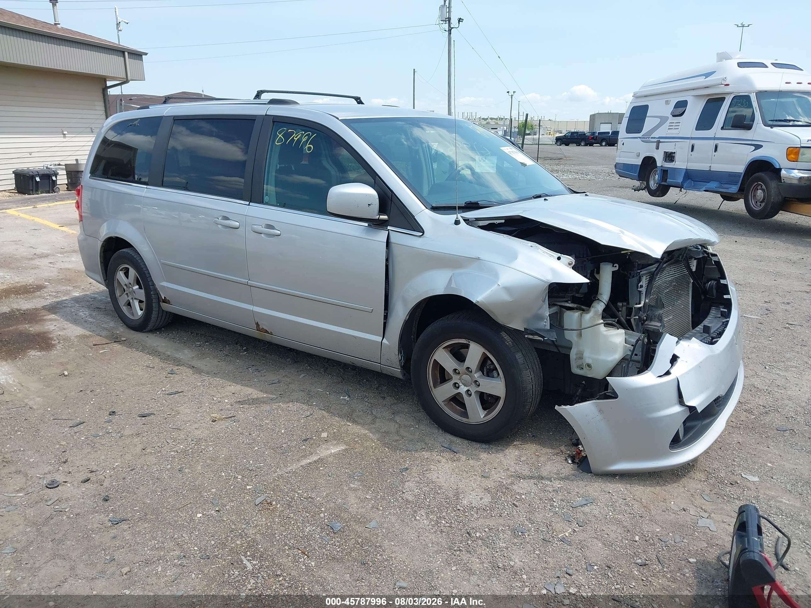 2011 Dodge Grand Caravan Crew, VIN 2D4RN5DG2BR679746 — Front end