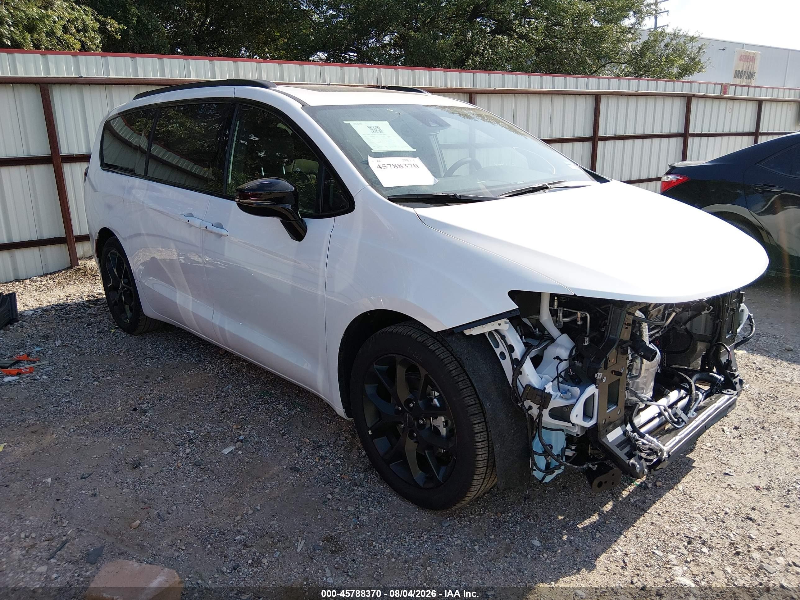 2027 Chrysler Pacifica Limited, VIN 2C4RC1GGXVR583570 — Front end