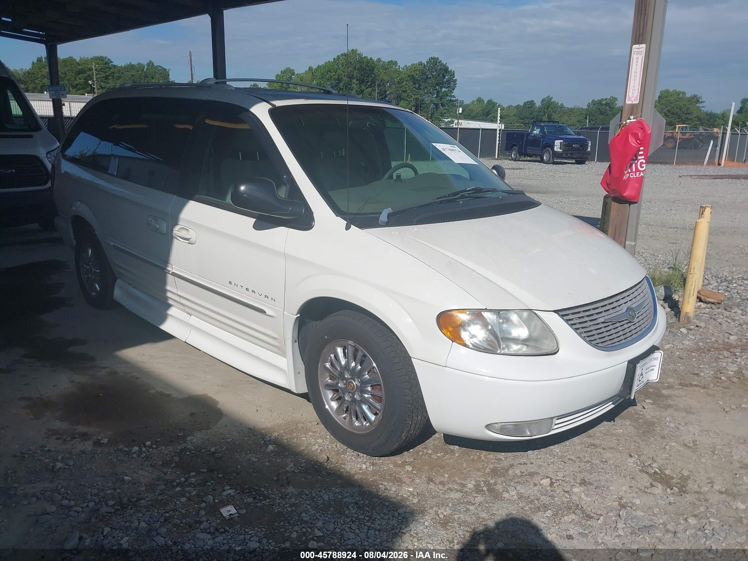 2002 Chrysler Town & Country Limited, VIN 2C8GP64LX2R550962 — Front end