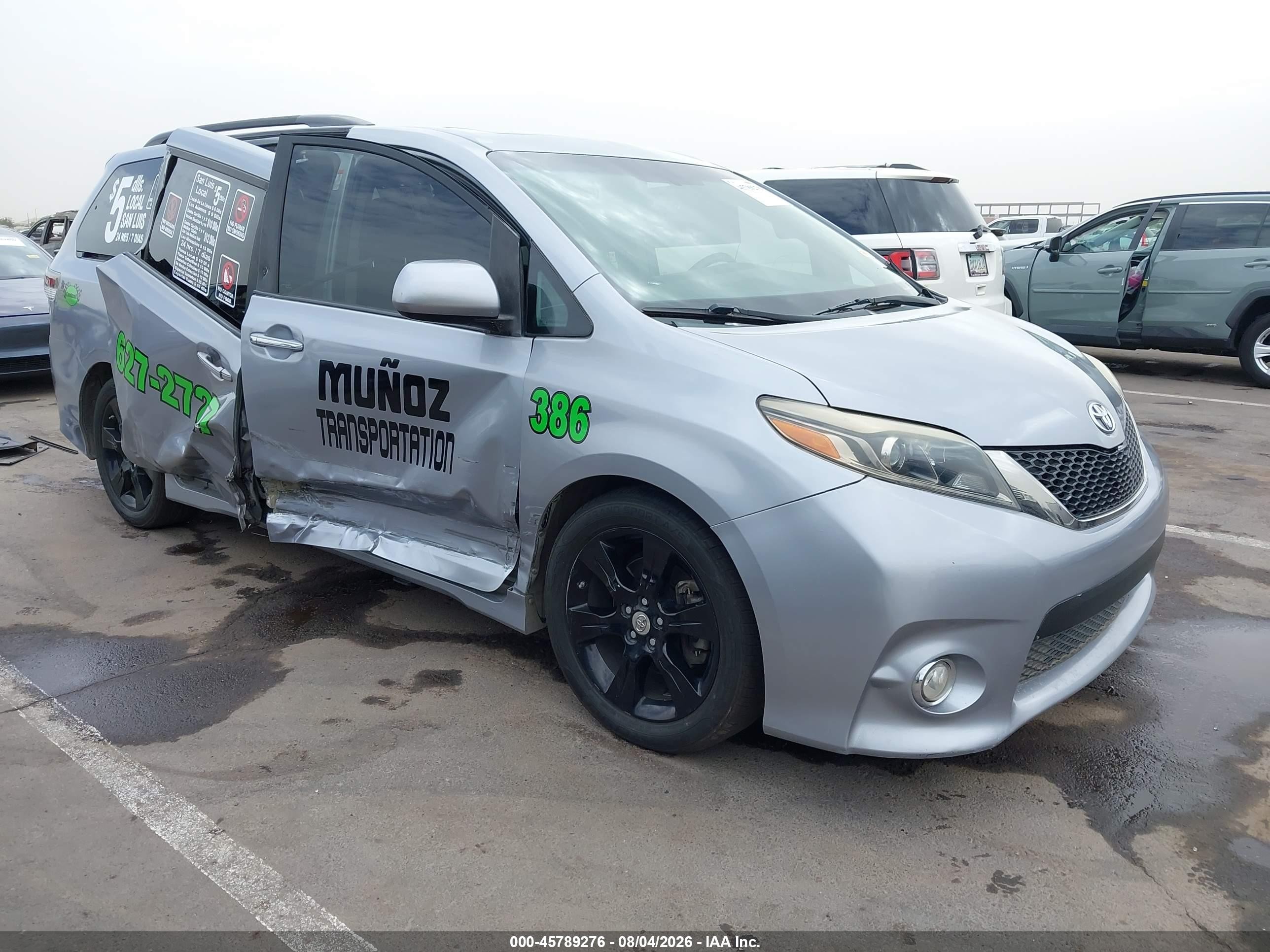 2015 Toyota Sienna SE, VIN 5TDXK3DC7FS528252 — Бок