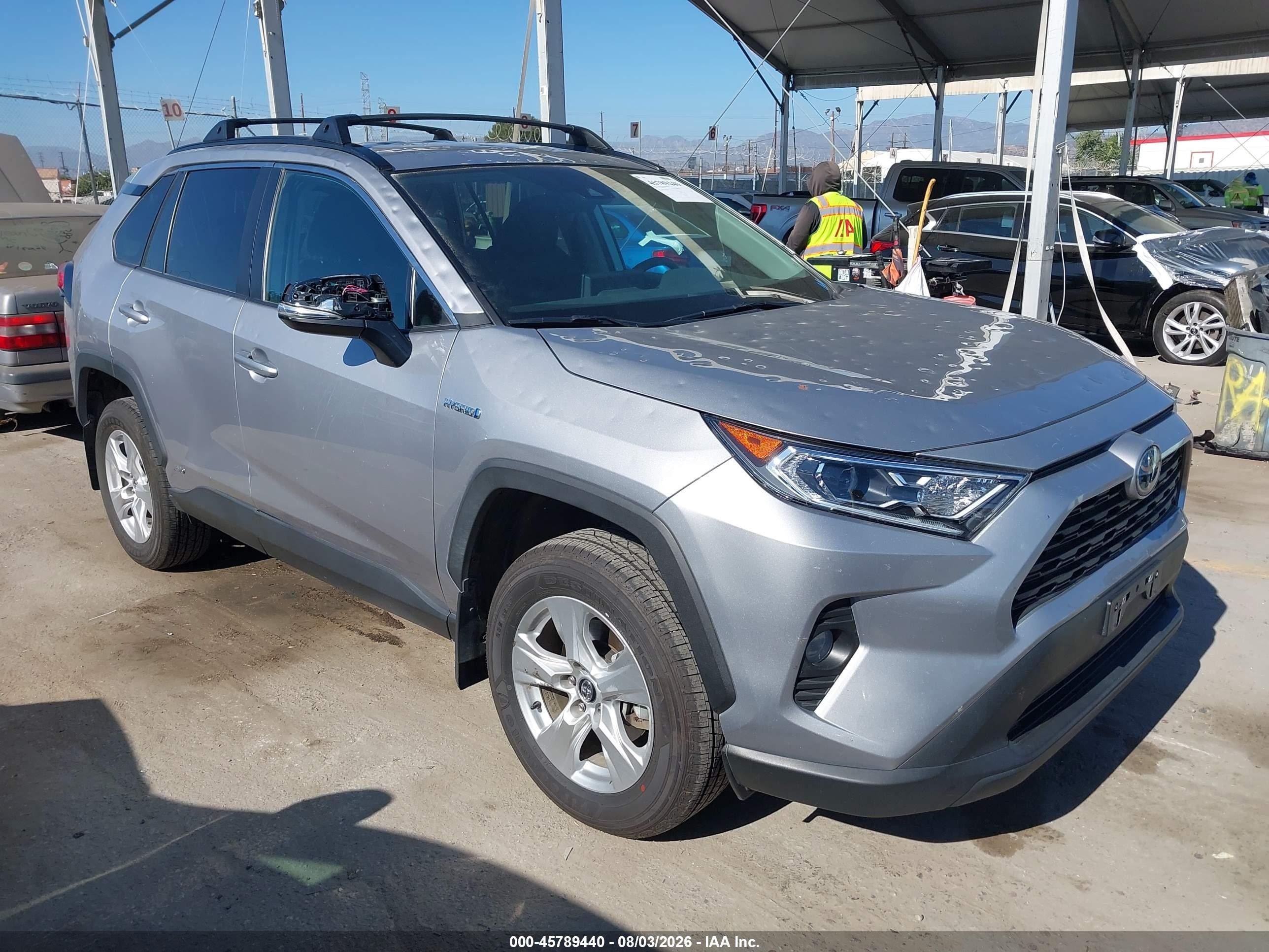 2021 Toyota RAV4 Hybrid XLE, VIN 4T3R6RFV5MU016905 — Град