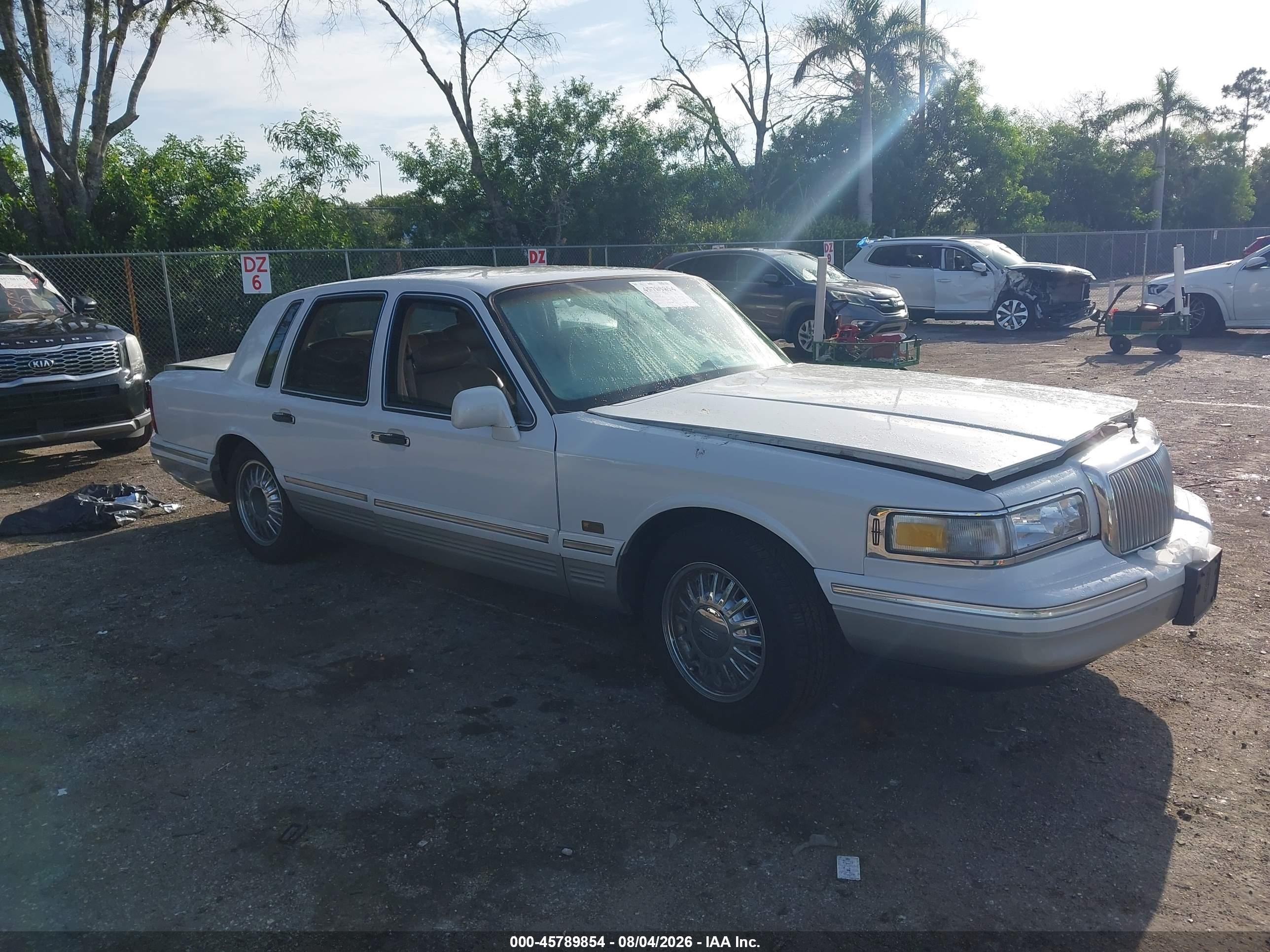 1997 Lincoln Town Car Signature, VIN 1LNLM82W0VY726351 — Side
