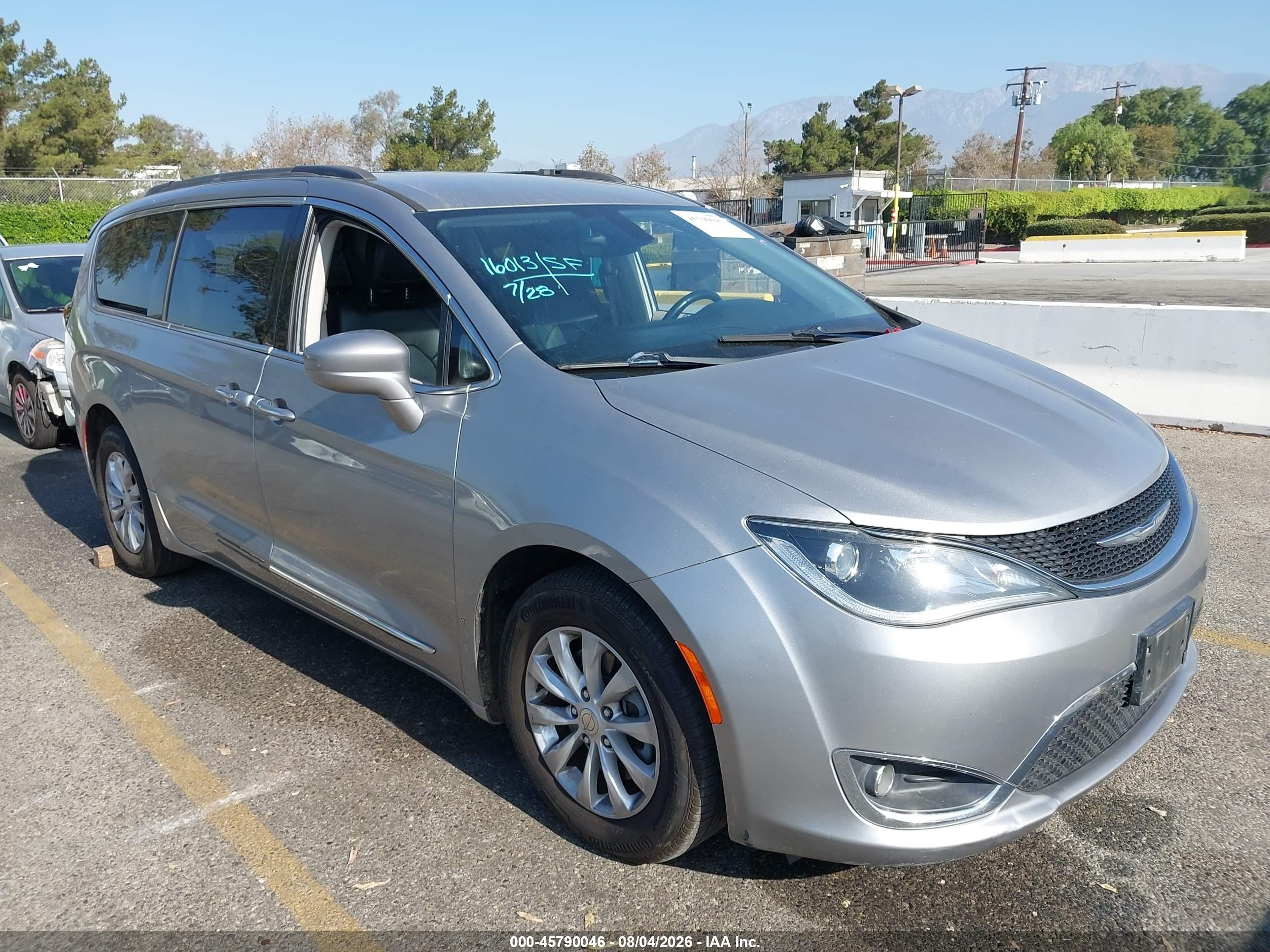 2017 Chrysler Pacifica Touring L, VIN 2C4RC1BG8HR583675 — Undercarriage