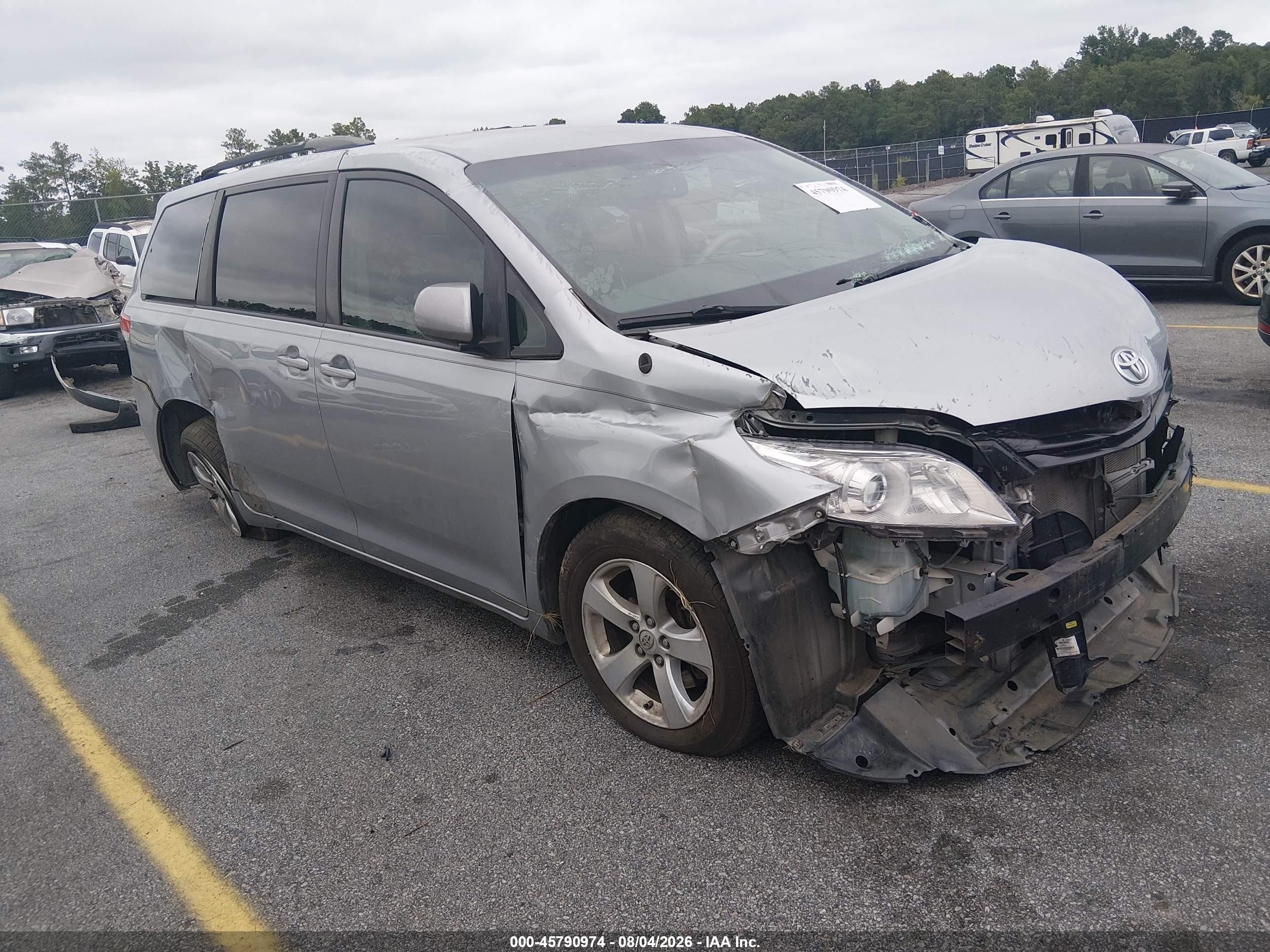 2014 Toyota Sienna LE, VIN 5TDKK3DC2ES416385 — Normal wear