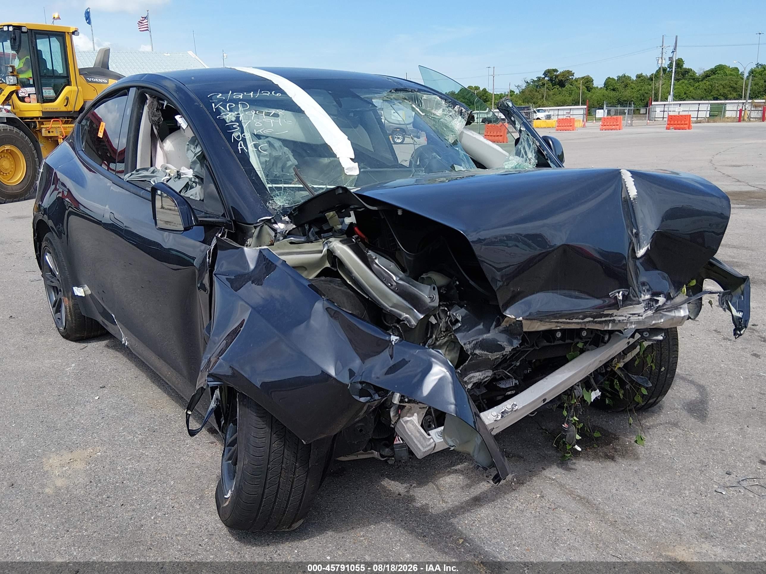 2025 Tesla Model Y Long Range, VIN 7SAYGDEDXSA378946 — Front end