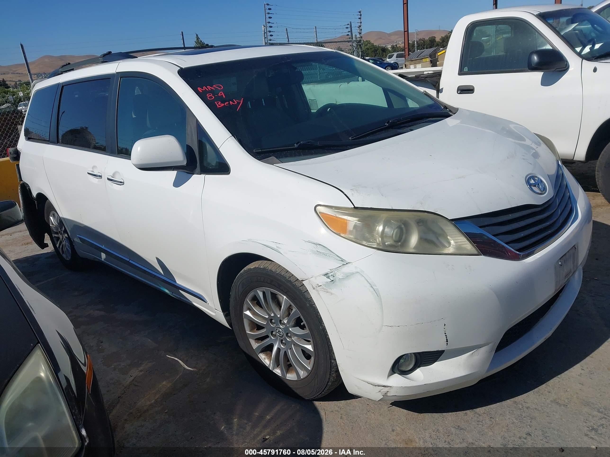 2011 Toyota Sienna XLE, VIN 5TDYK3DC4BS072662 — Normal wear
