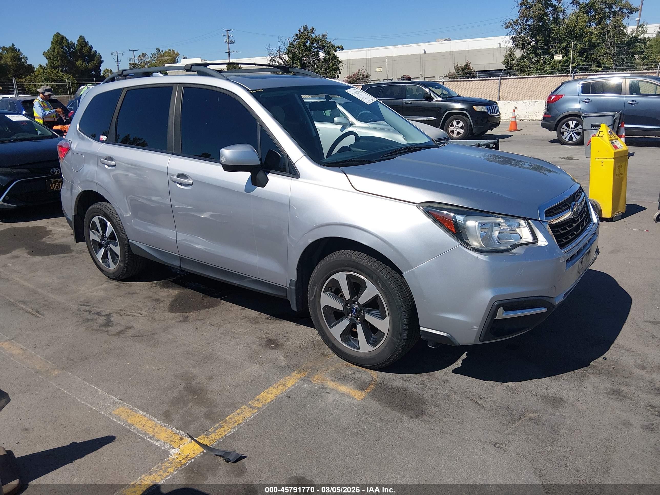 2017 Subaru Forester Premium, VIN JF2SJAEC8HH512392 — Перед