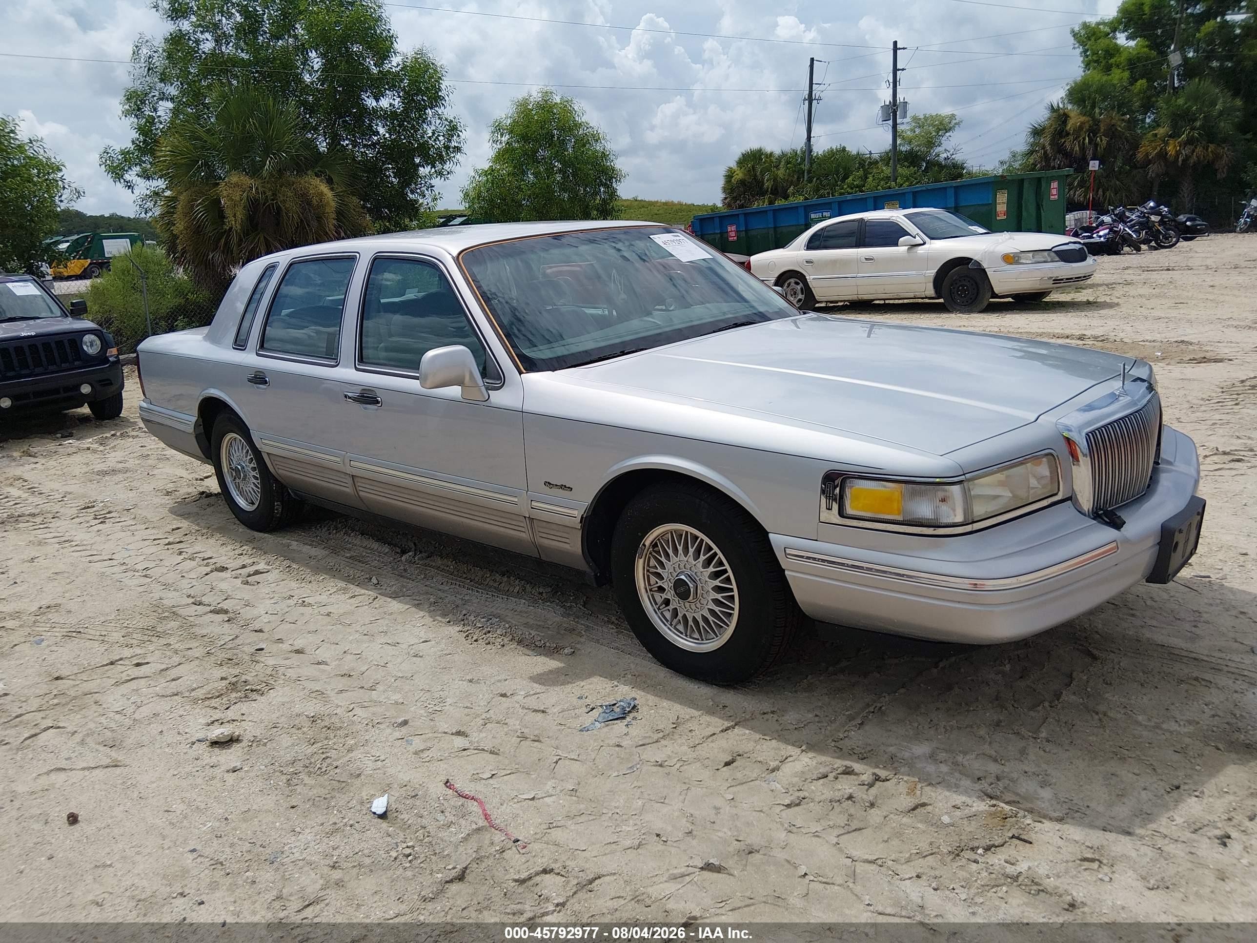 1997 Lincoln Town Car Signature, VIN 1LNLM82WXVY610462 — Зад