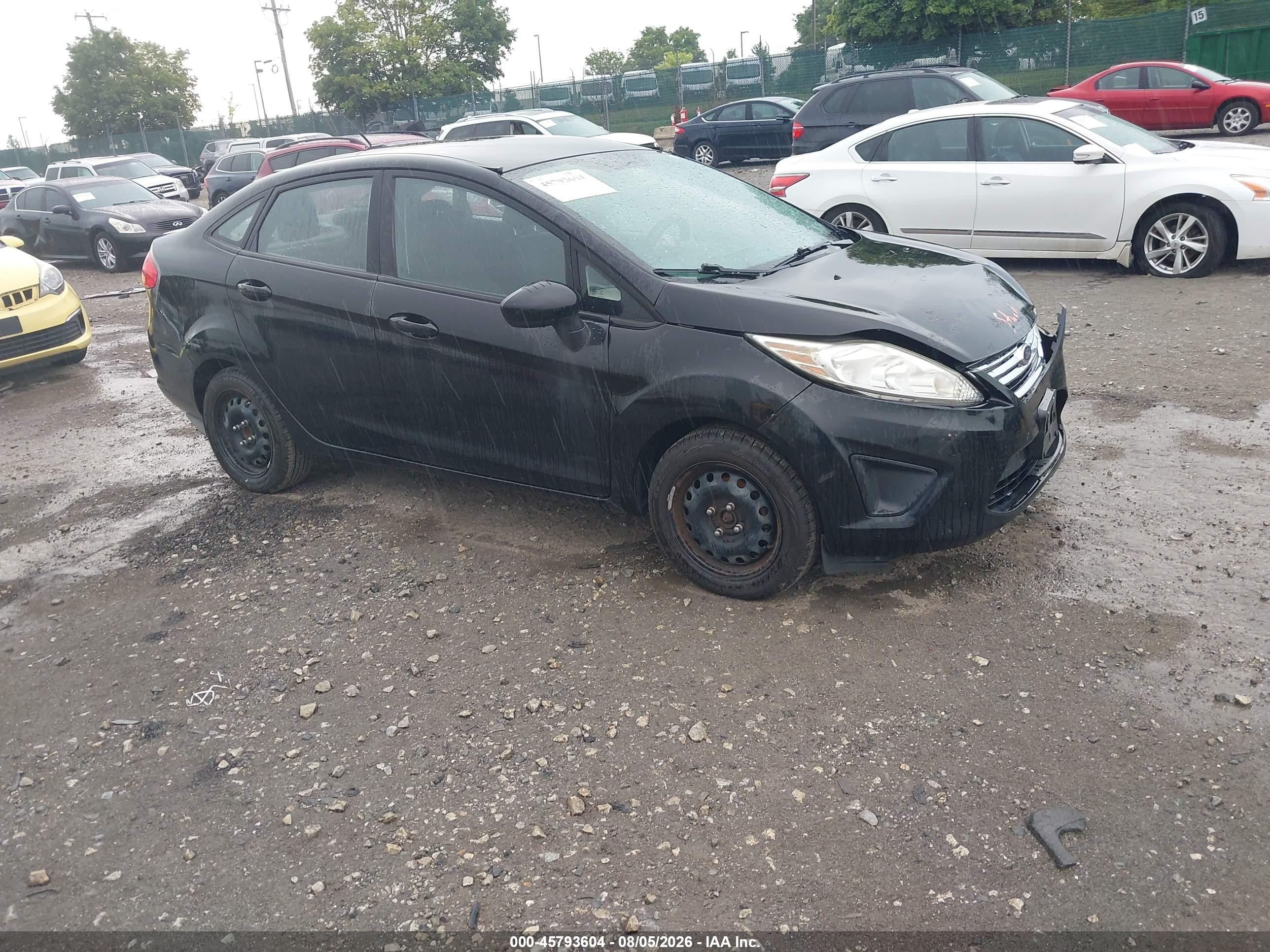 2013 Ford Fiesta SE, VIN 3FADP4BJ0DM191485 — Front end
