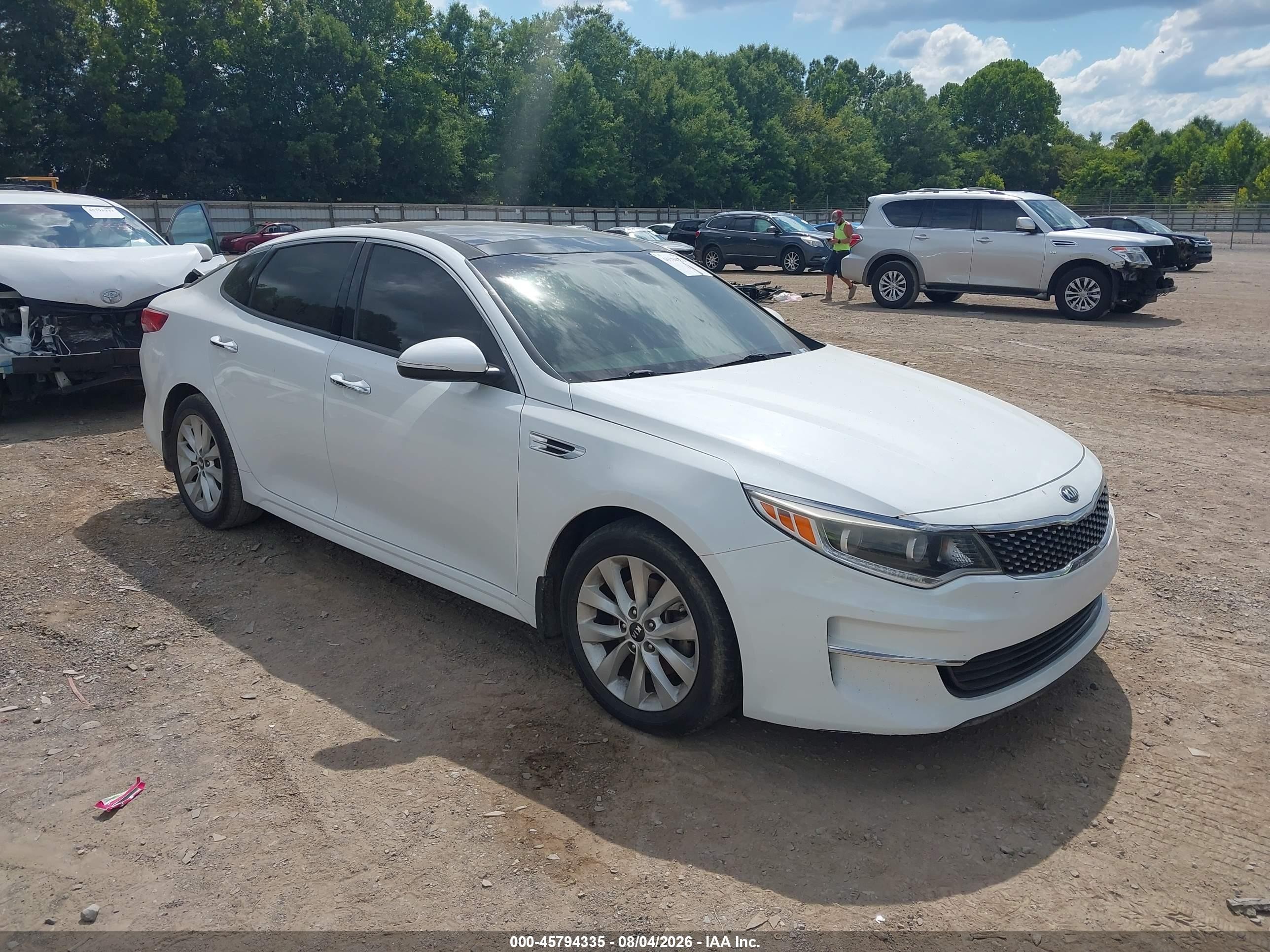 2017 Kia Optima EX, VIN 5XXGU4L35HG124470 — Normal wear