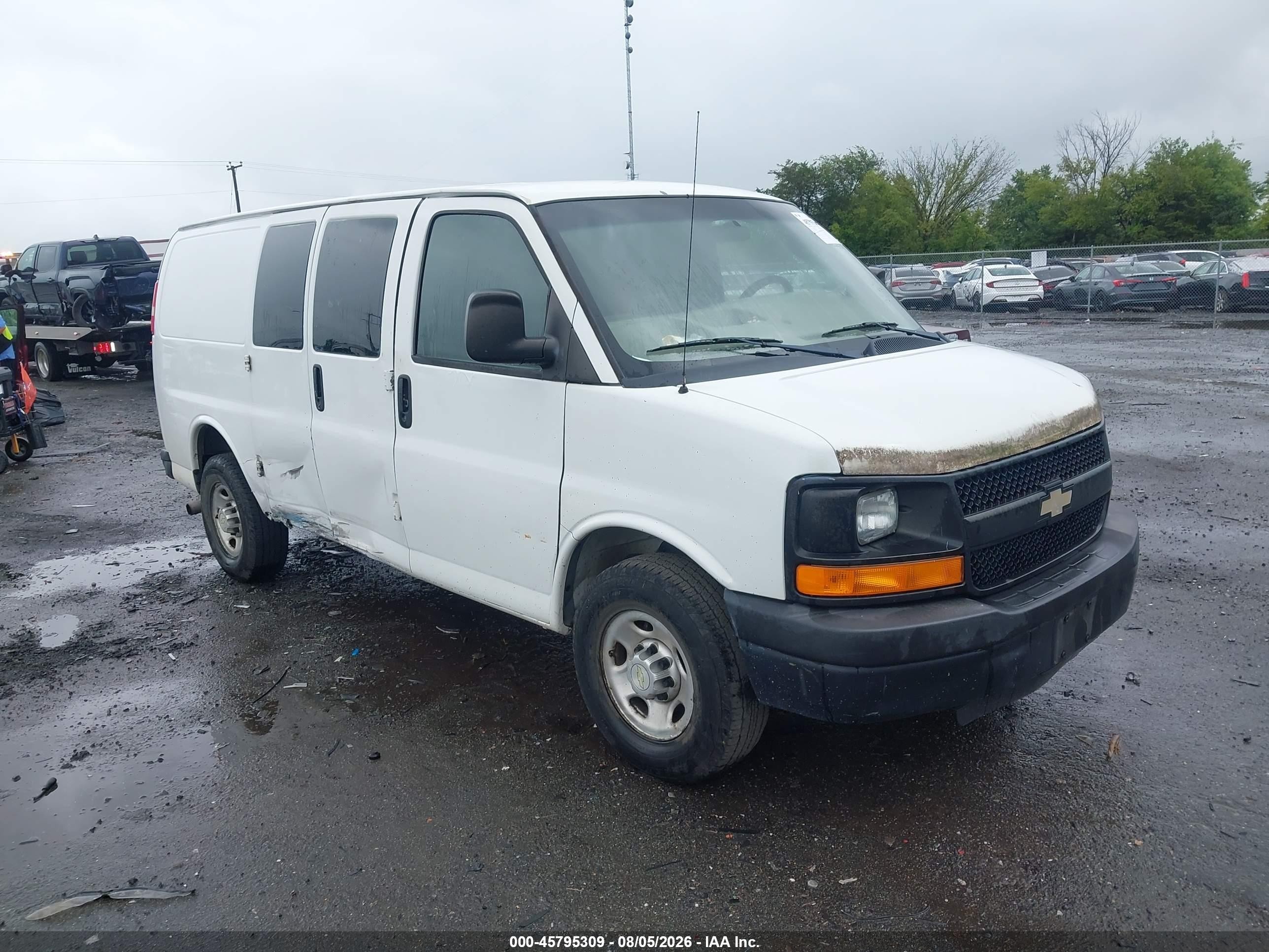 2012 Chevrolet Express Cargo, VIN 1GCWGFCAXC1118181 — Бок