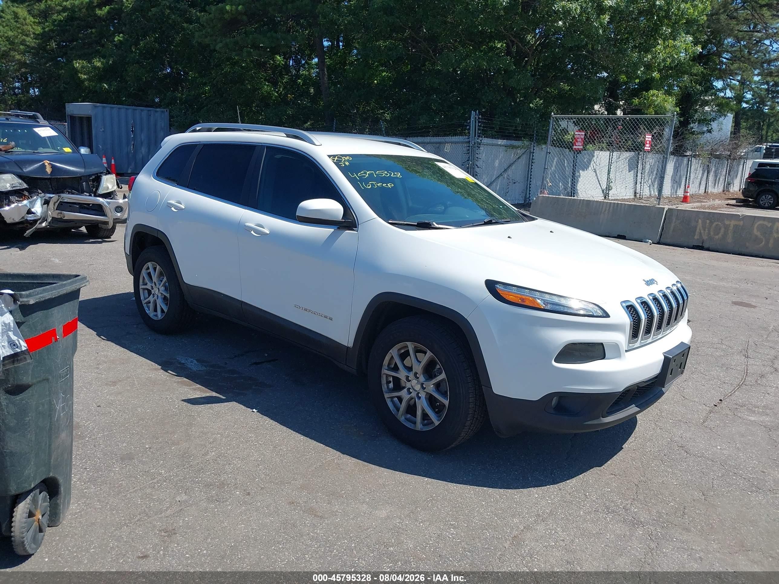 2016 Jeep Cherokee Latitude, VIN 1C4PJMCS4GW254608 — Front end