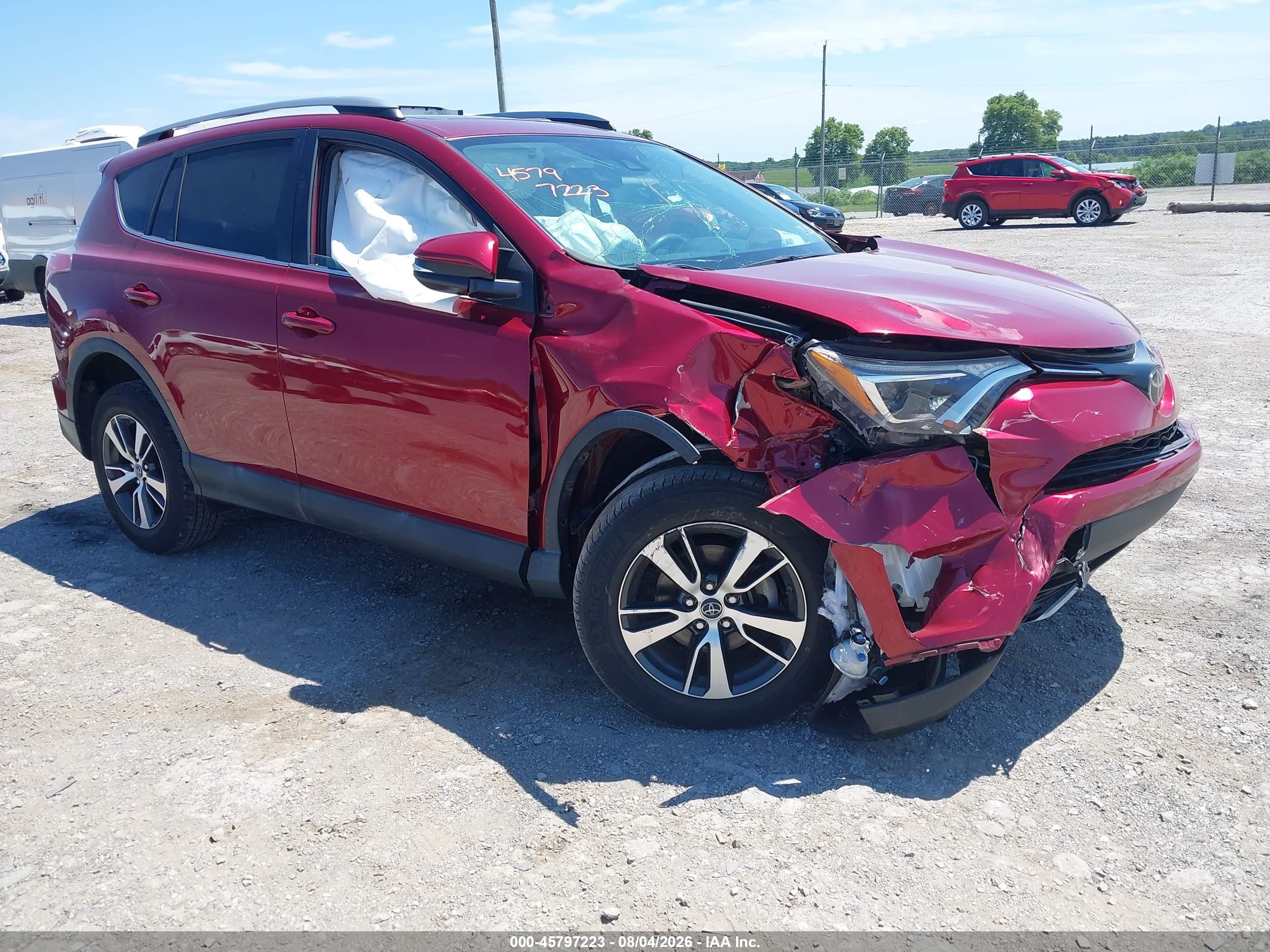 2018 Toyota RAV4 XLE, VIN 2T3RFREV4JW710997 — Front end