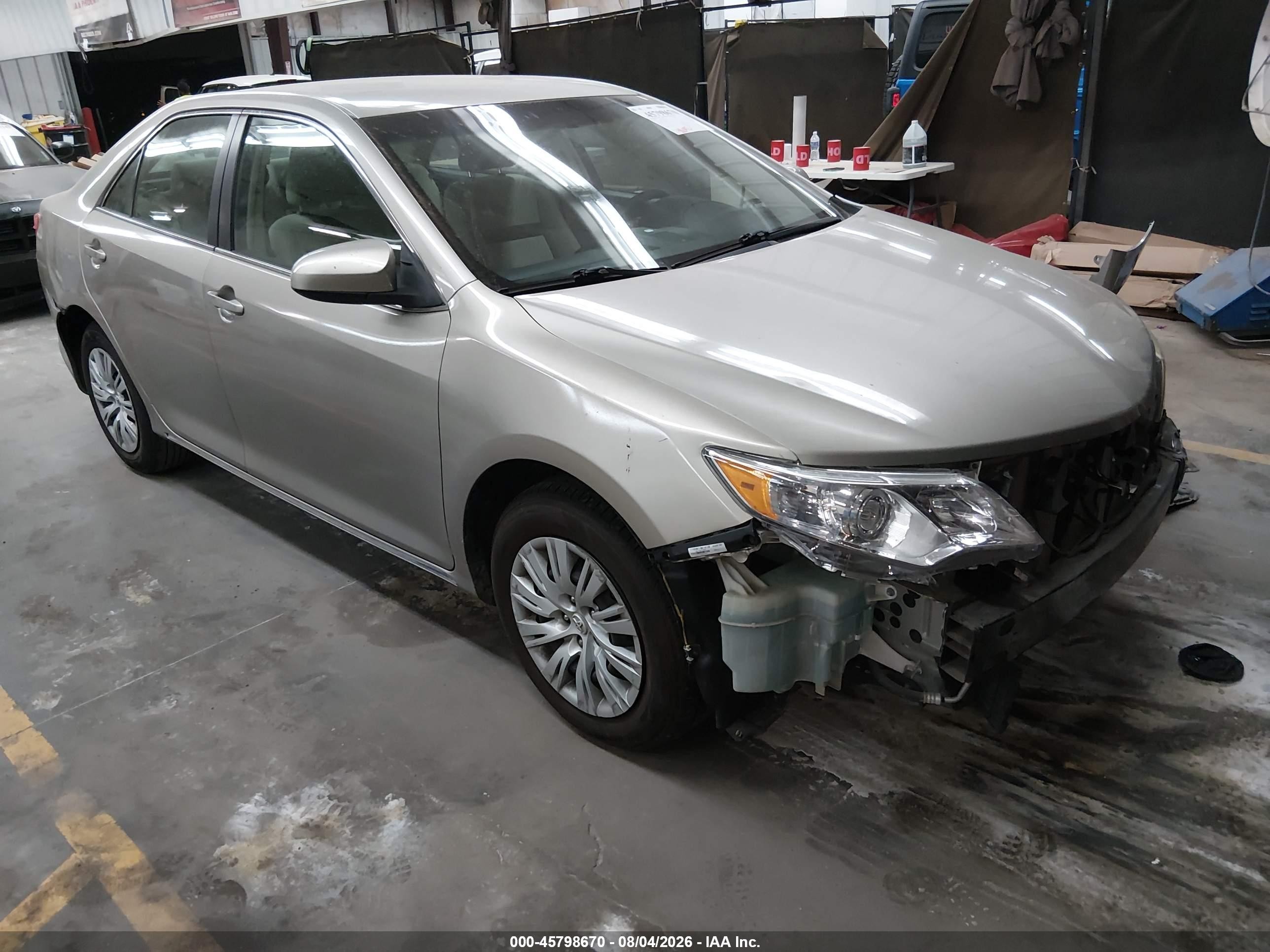 2014 Toyota Camry LE, VIN 4T4BF1FK9ER393553 — Front end