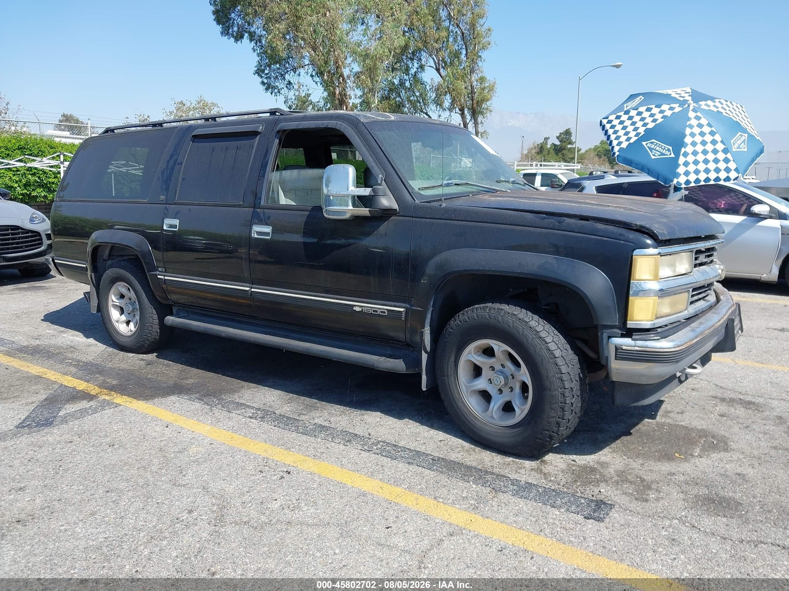 1999 Chevrolet Suburban, VIN 3GNFK16R4XG235725 — Front end