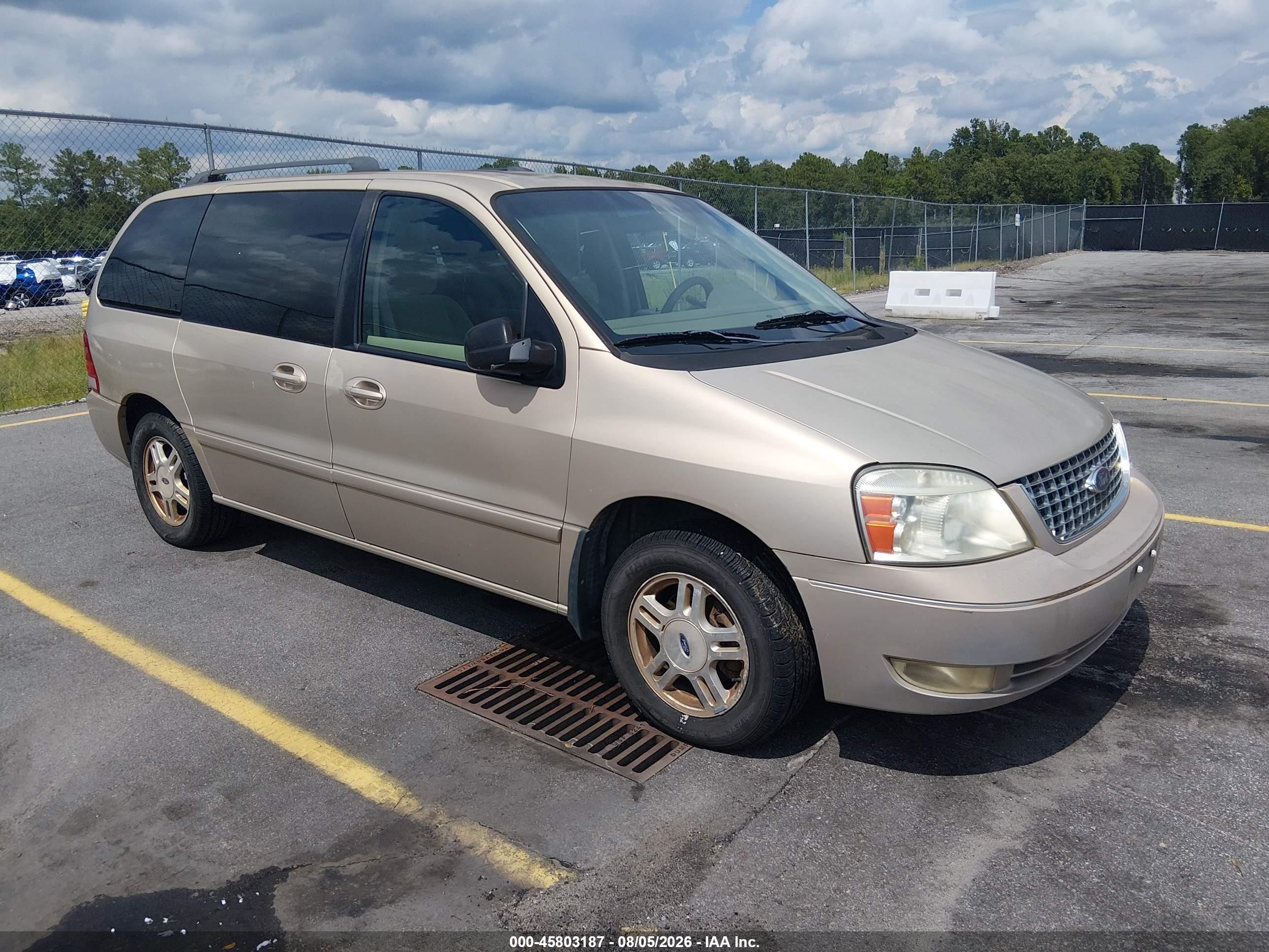 2007 Ford Freestar SEL, VIN 2FMZA52257BA07255 — Бок