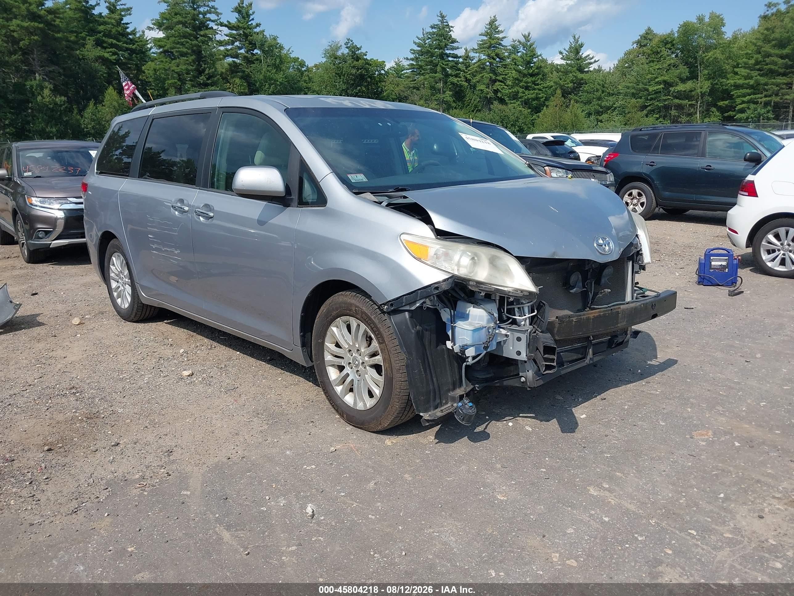 2011 Toyota Sienna XLE, VIN 5TDYK3DC3BS167214 — Front end