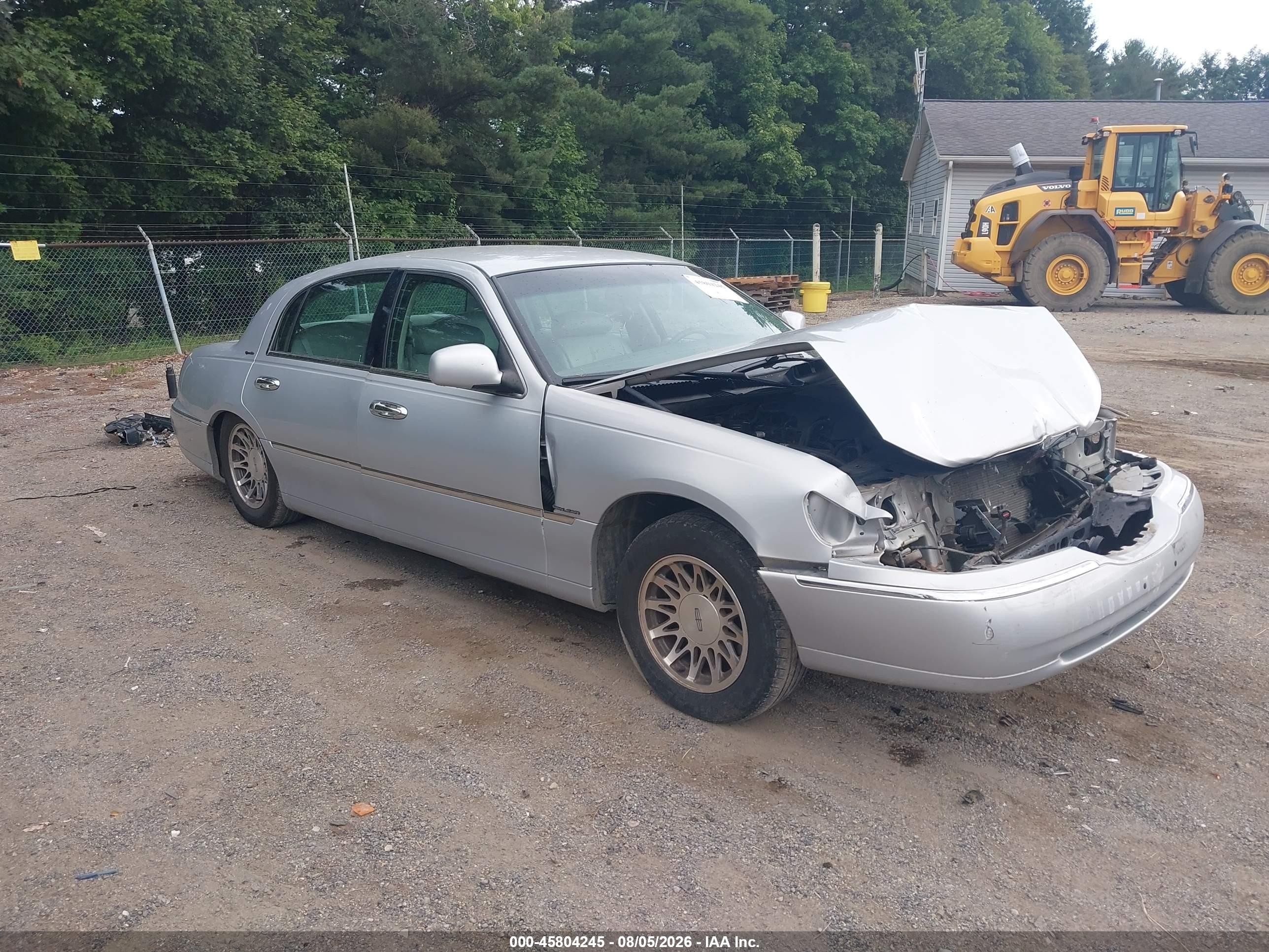 2000 Lincoln Town Car Signature, VIN 1LNHM82W7YY844522 — Front end