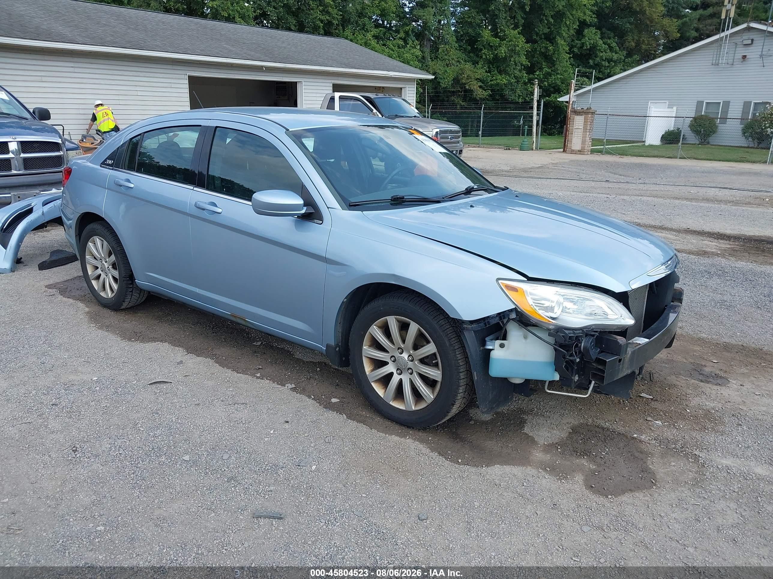 2013 Chrysler 200 Touring, VIN 1C3CCBBB8DN743968 — Front end
