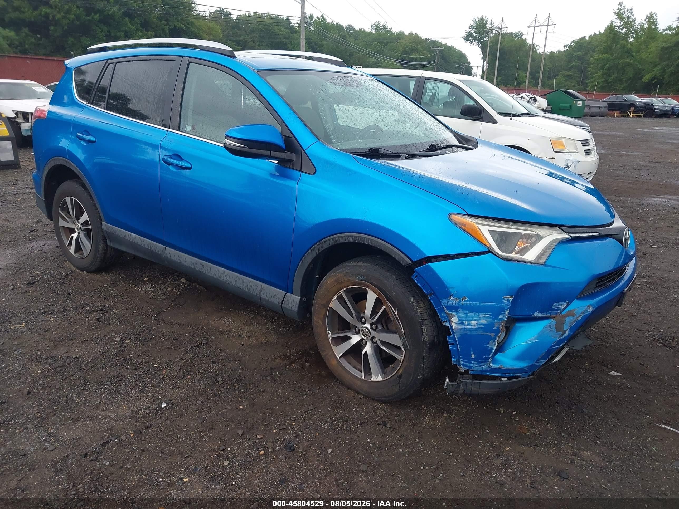 2016 Toyota RAV4 XLE, VIN 2T3RFREV7GW492627 — Перед