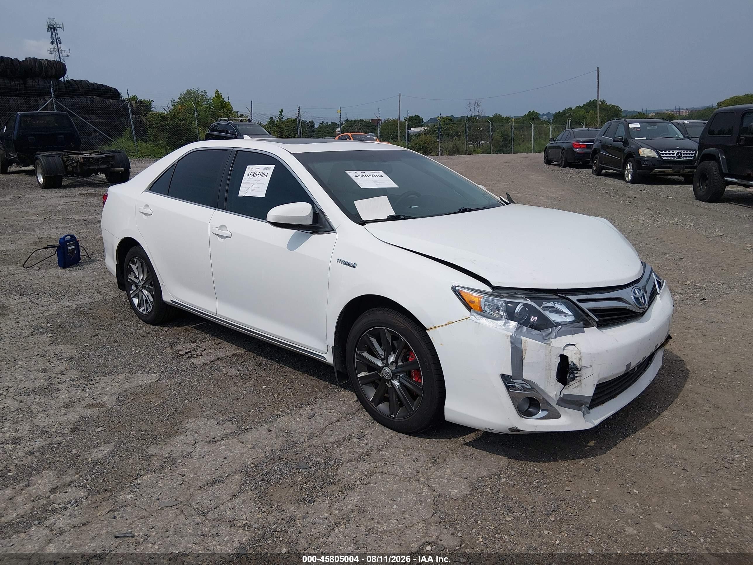 2014 Toyota Camry LE, VIN 4T1BD1FK1EU105735 — Front end