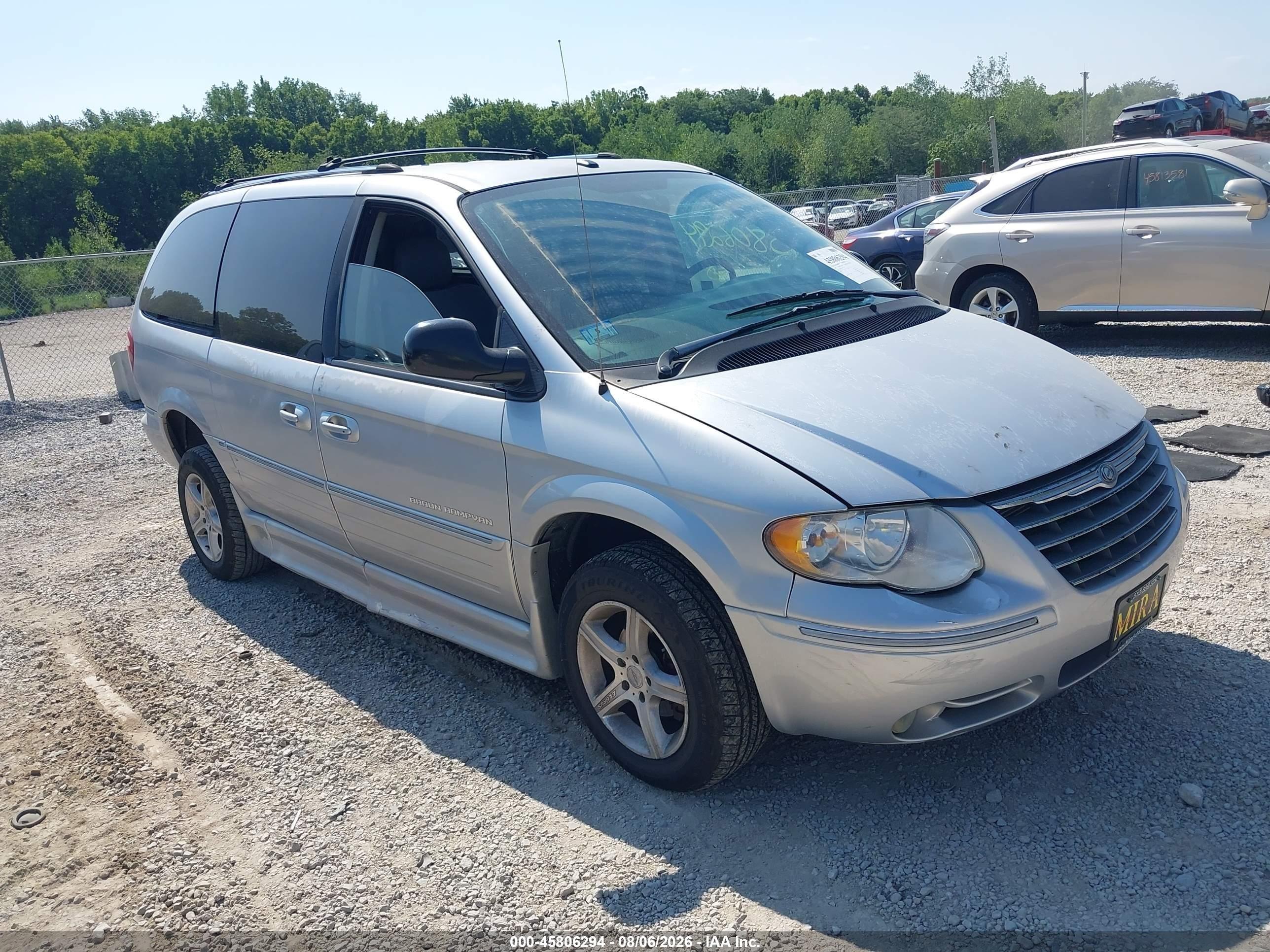 2007 Chrysler Town & Country Limited, VIN 2A8GP64L27R172105 — Side