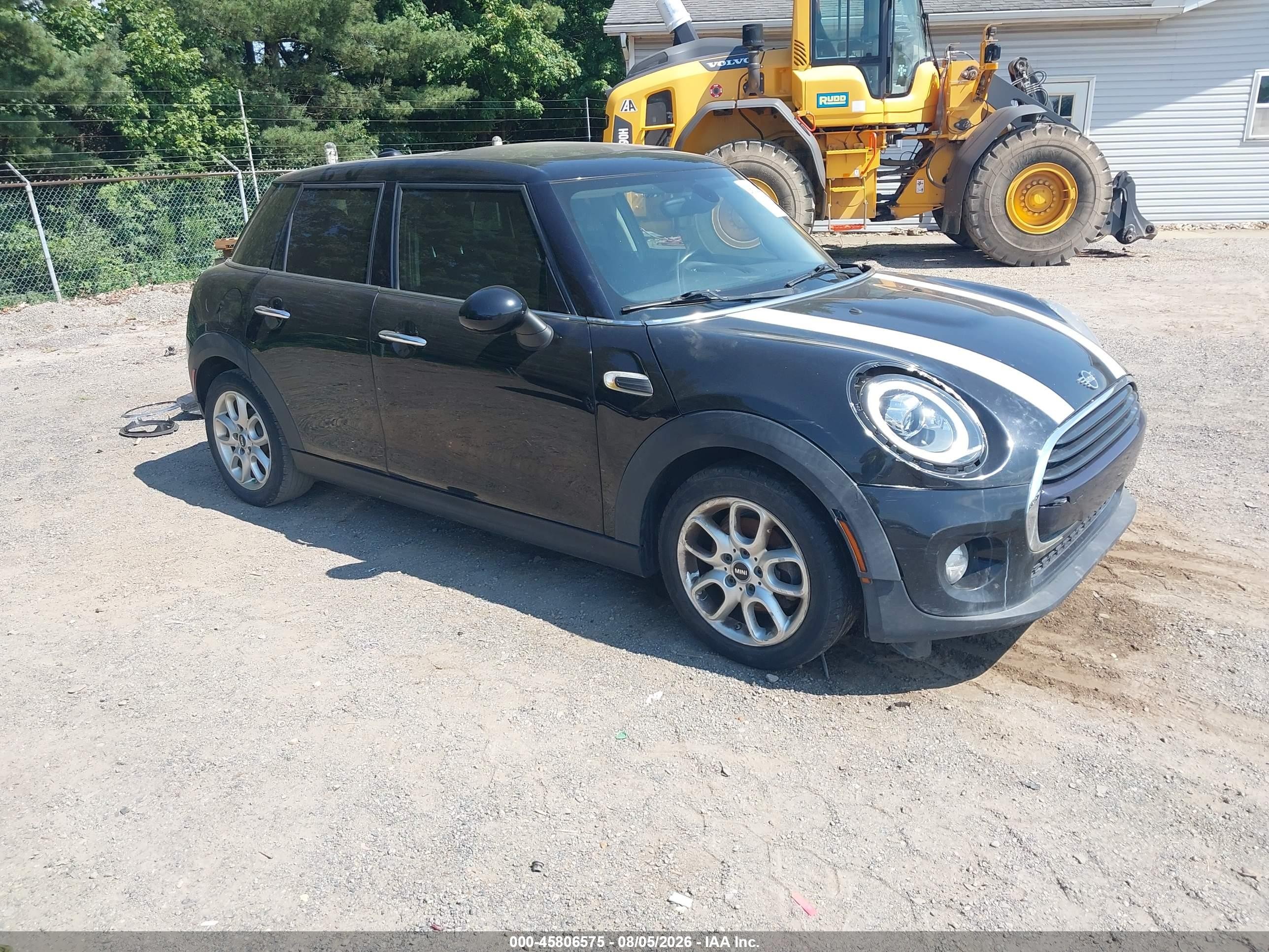 2019 MINI Hardtop 4 Door Cooper, VIN WMWXU1C59K2H73556 — Normal wear