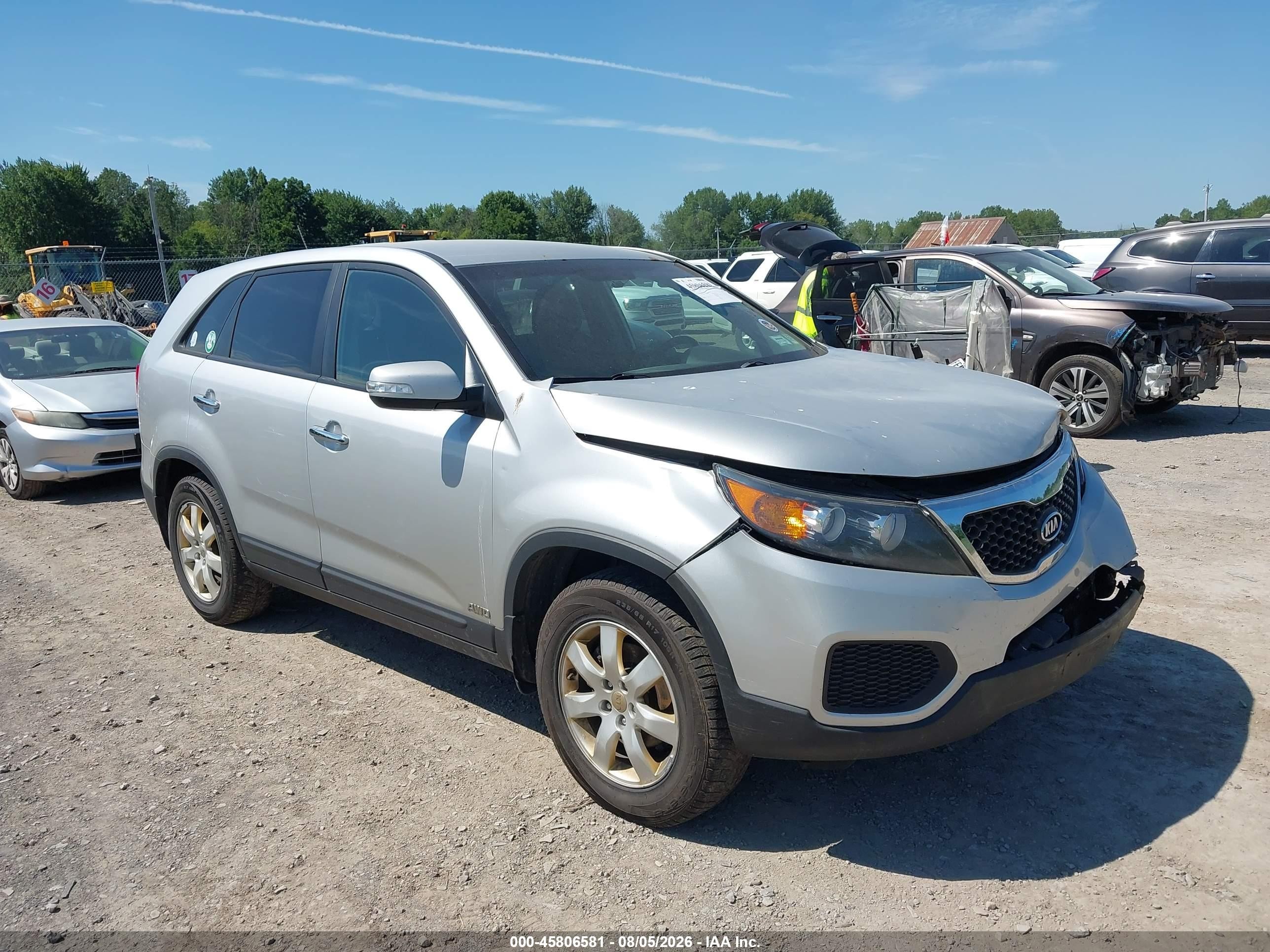2013 Kia Sorento LX, VIN 5XYKTCA61DG409077 — Front end