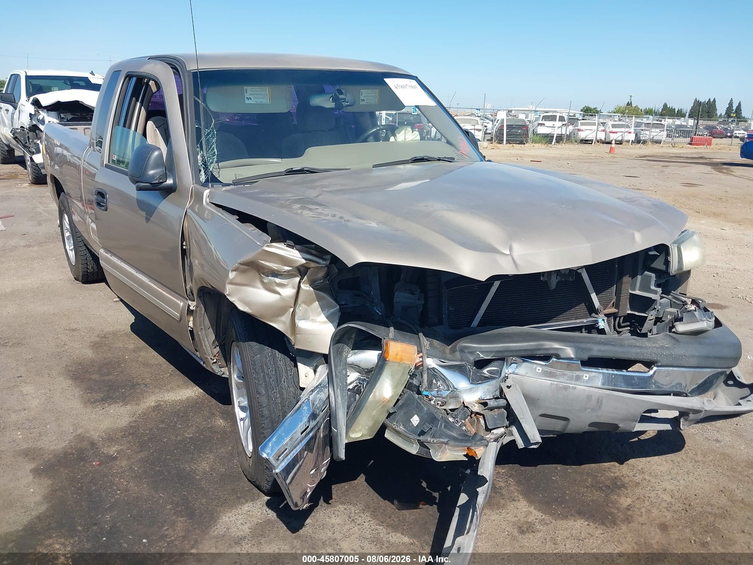2004 Chevrolet Silverado 1500 LS, VIN 2GCEC19V241302661 — Front end