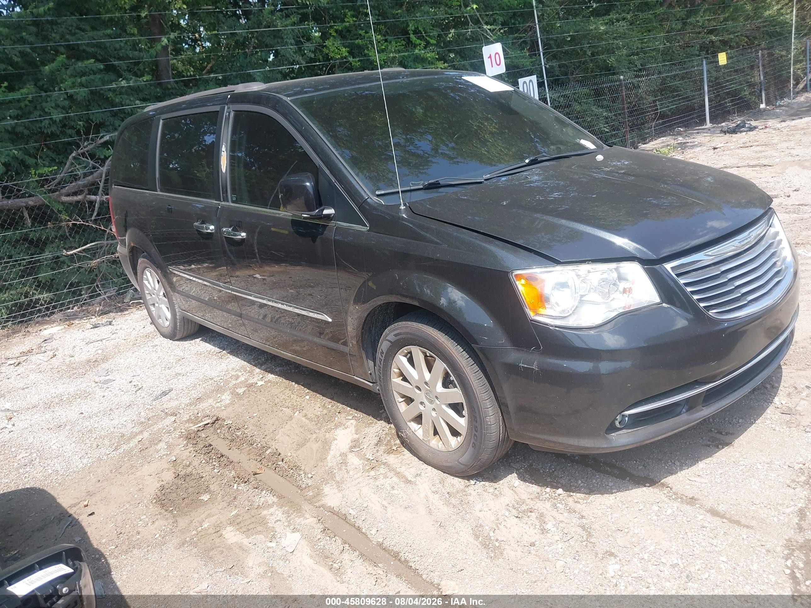 2015 Chrysler Town & Country Touring, VIN 2C4RC1BGXFR619900 — Фото с аукциона 1 of 5