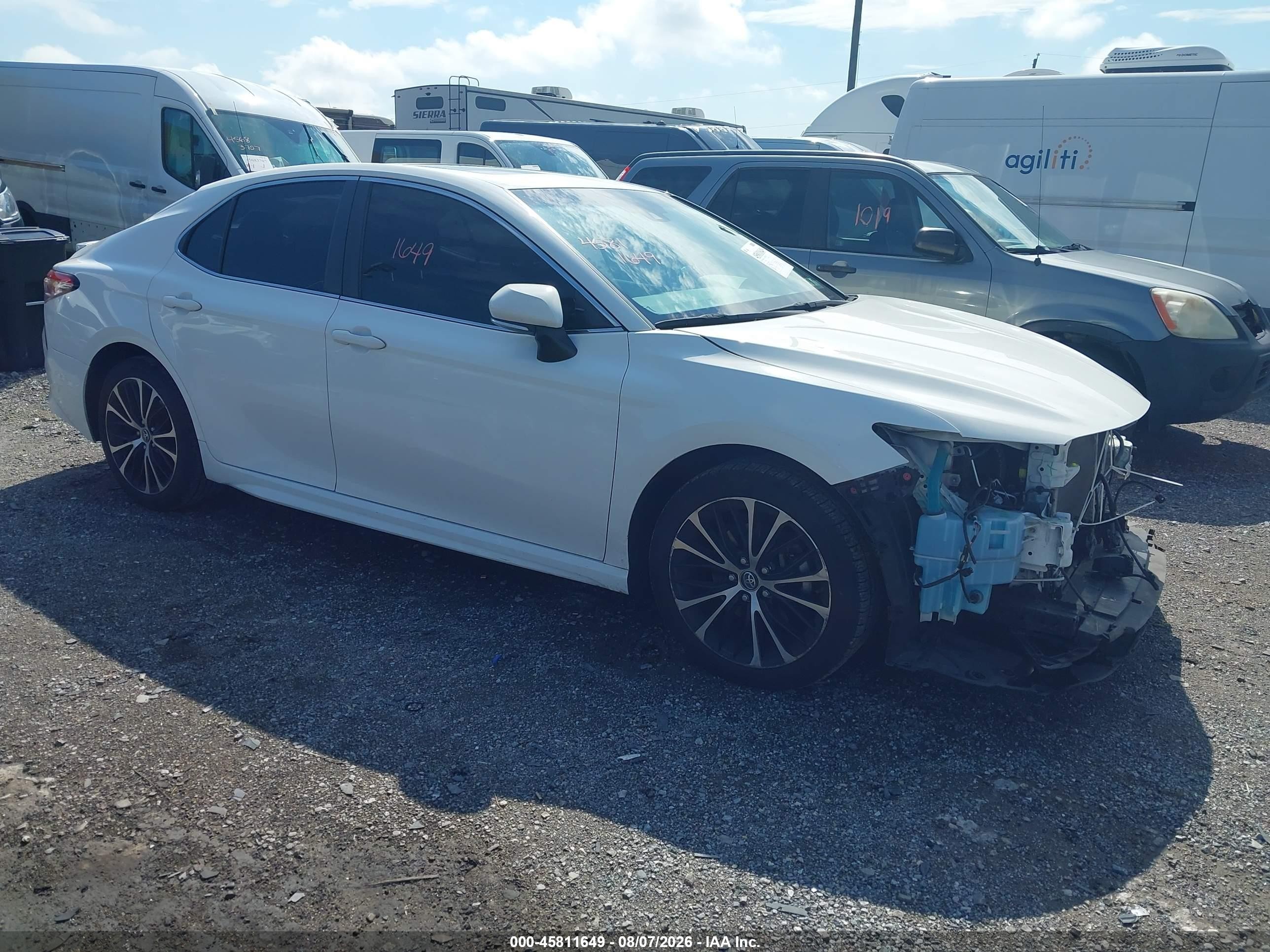 2018 Toyota Camry SE, VIN JTNB11HK1J3000859 — Перед