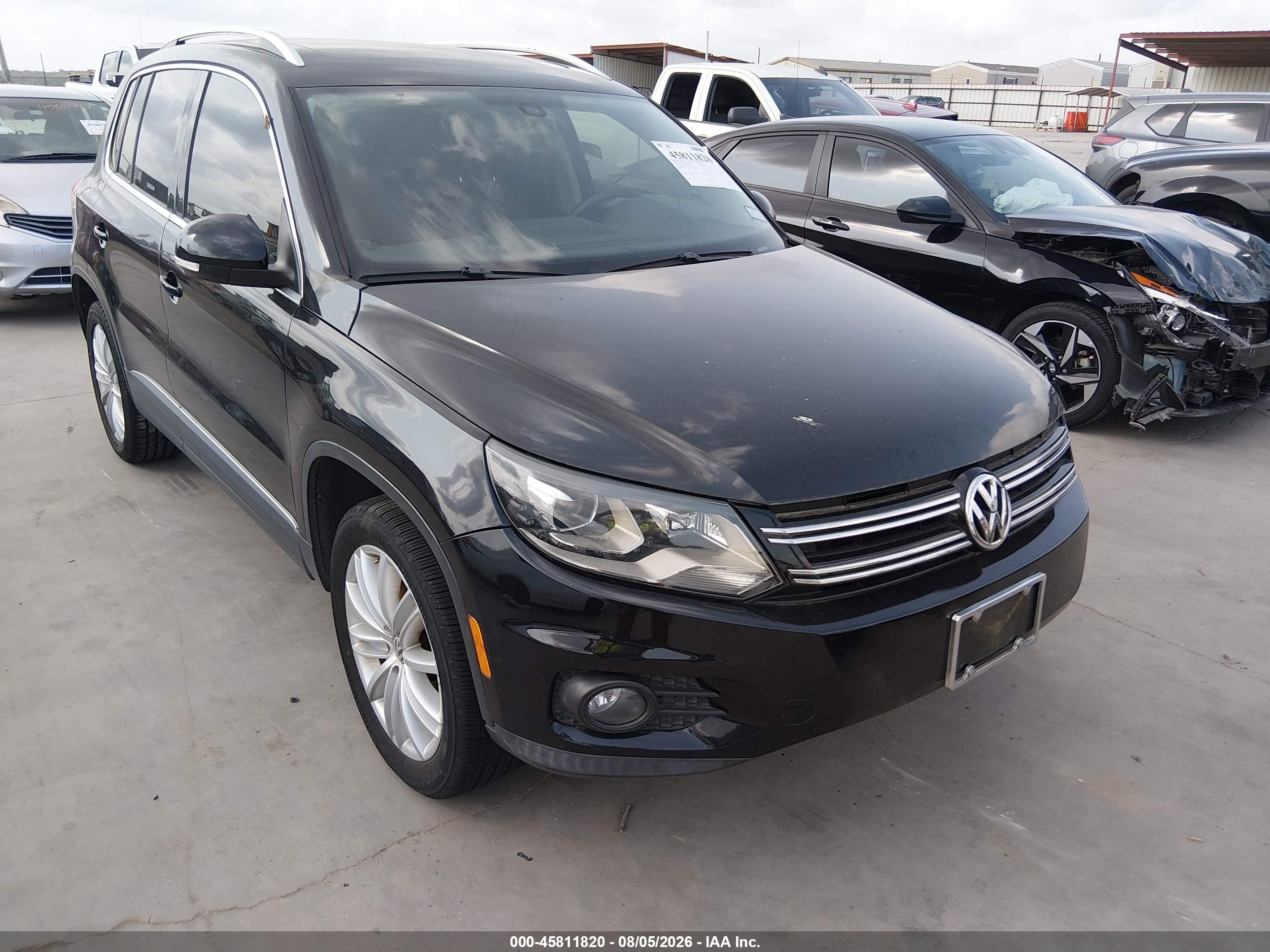 2016 Volkswagen Tiguan SEL, VIN WVGBV7AX7GW554489 — Normal wear