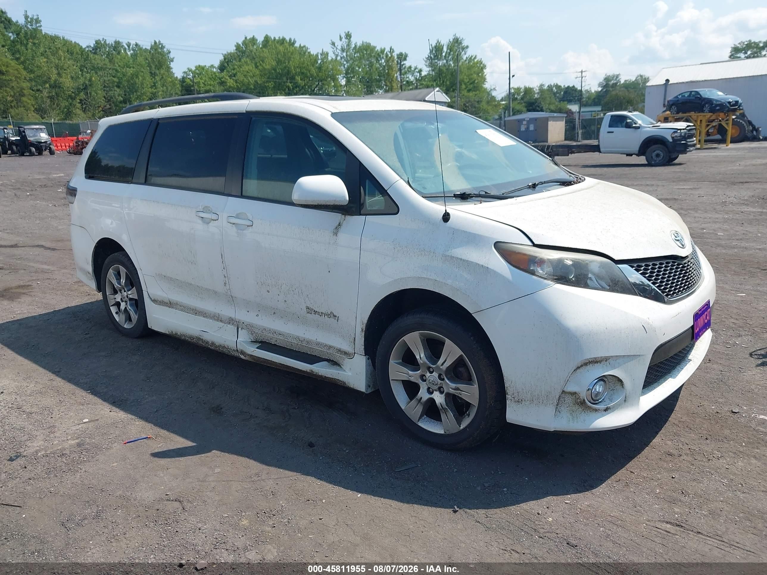 2012 Toyota Sienna SE, VIN 5TDXK3DC1CS271861 — Normal wear
