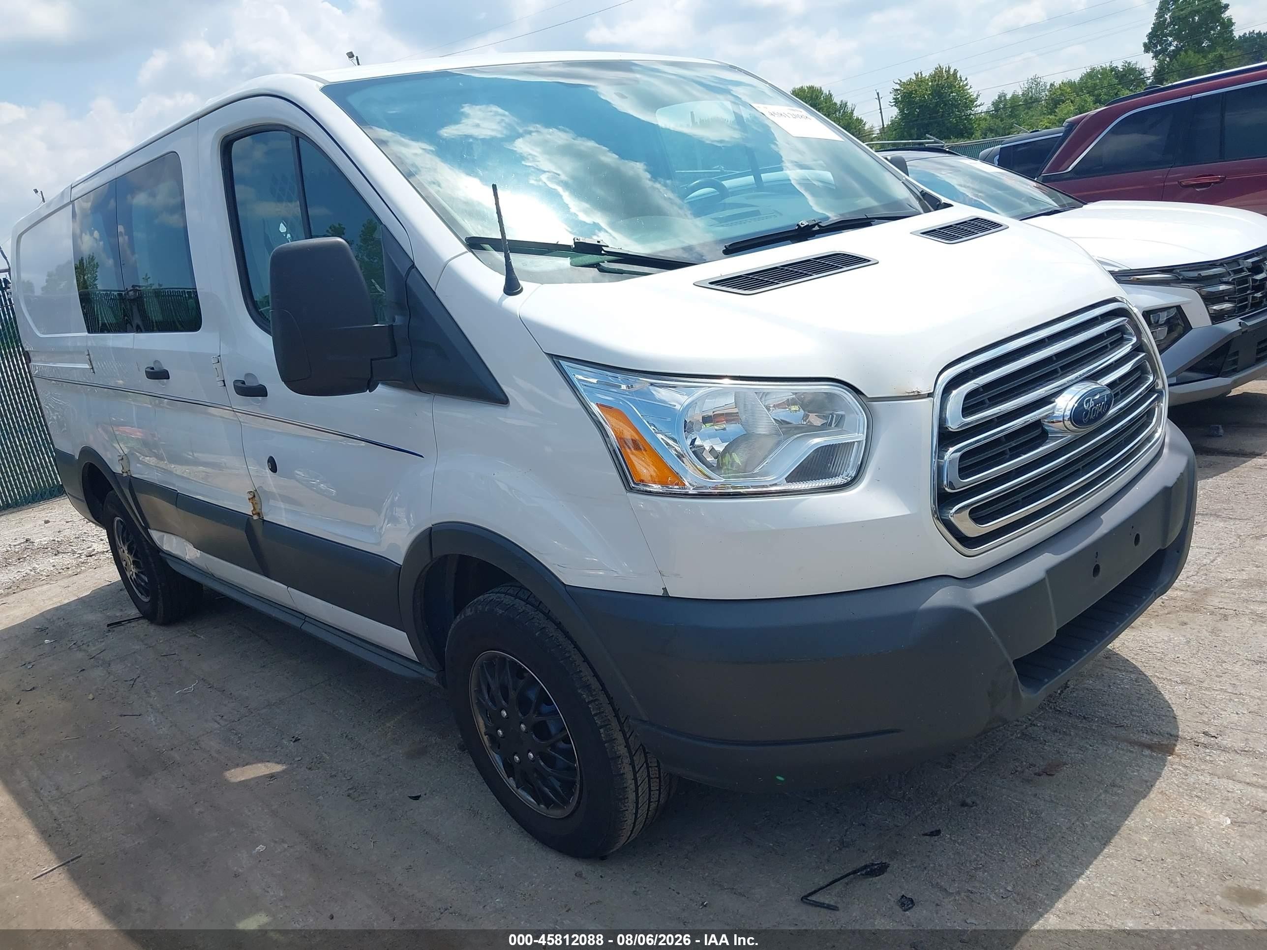 2015 Ford Transit Cargo, VIN 1FTNR1ZM1FKA77965 — Бок