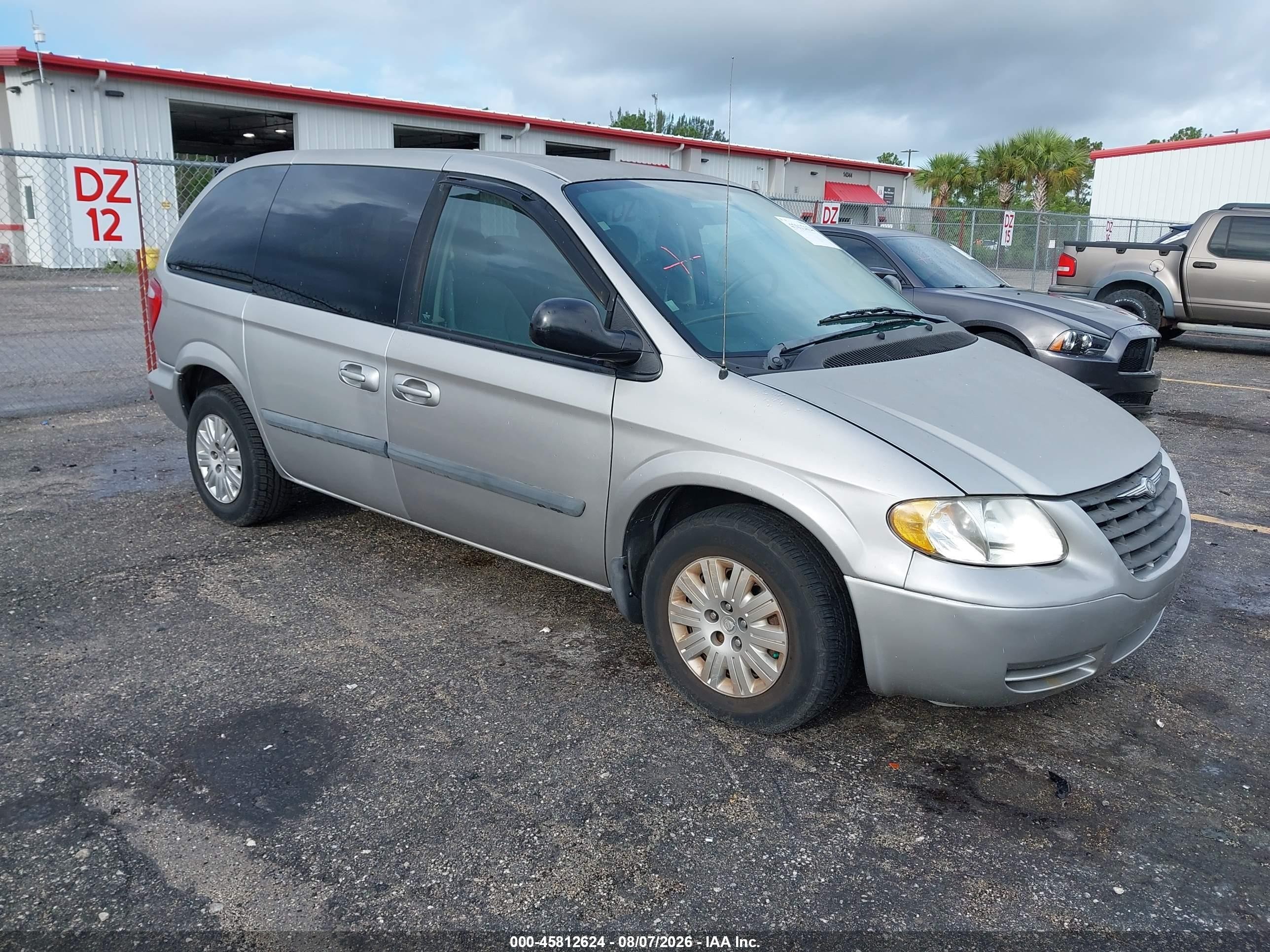 2005 Chrysler Town & Country, VIN 1C4GP45R55B417196 — Normal wear