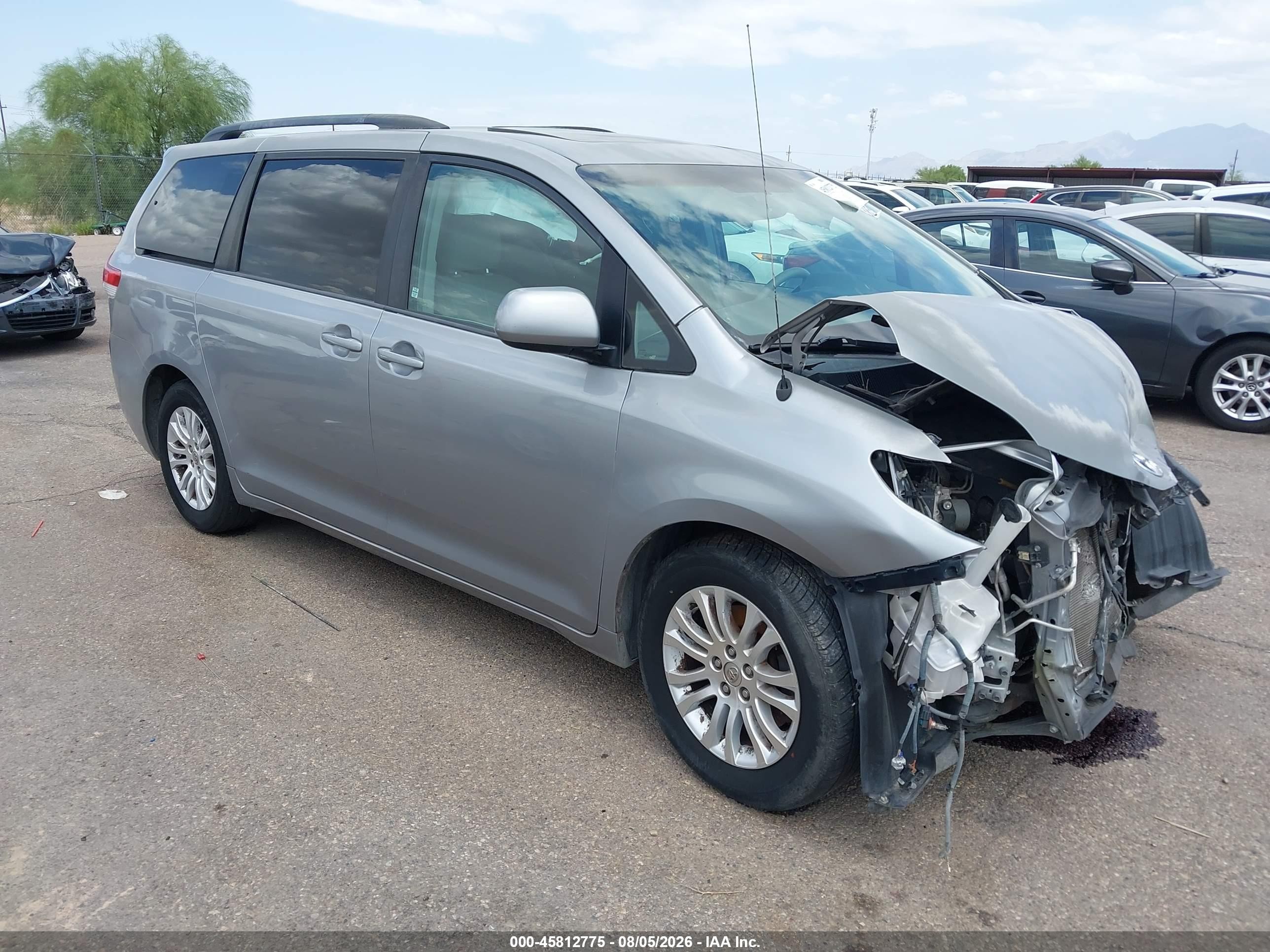 2013 Toyota Sienna XLE, VIN 5TDYK3DC2DS371991 — Front end