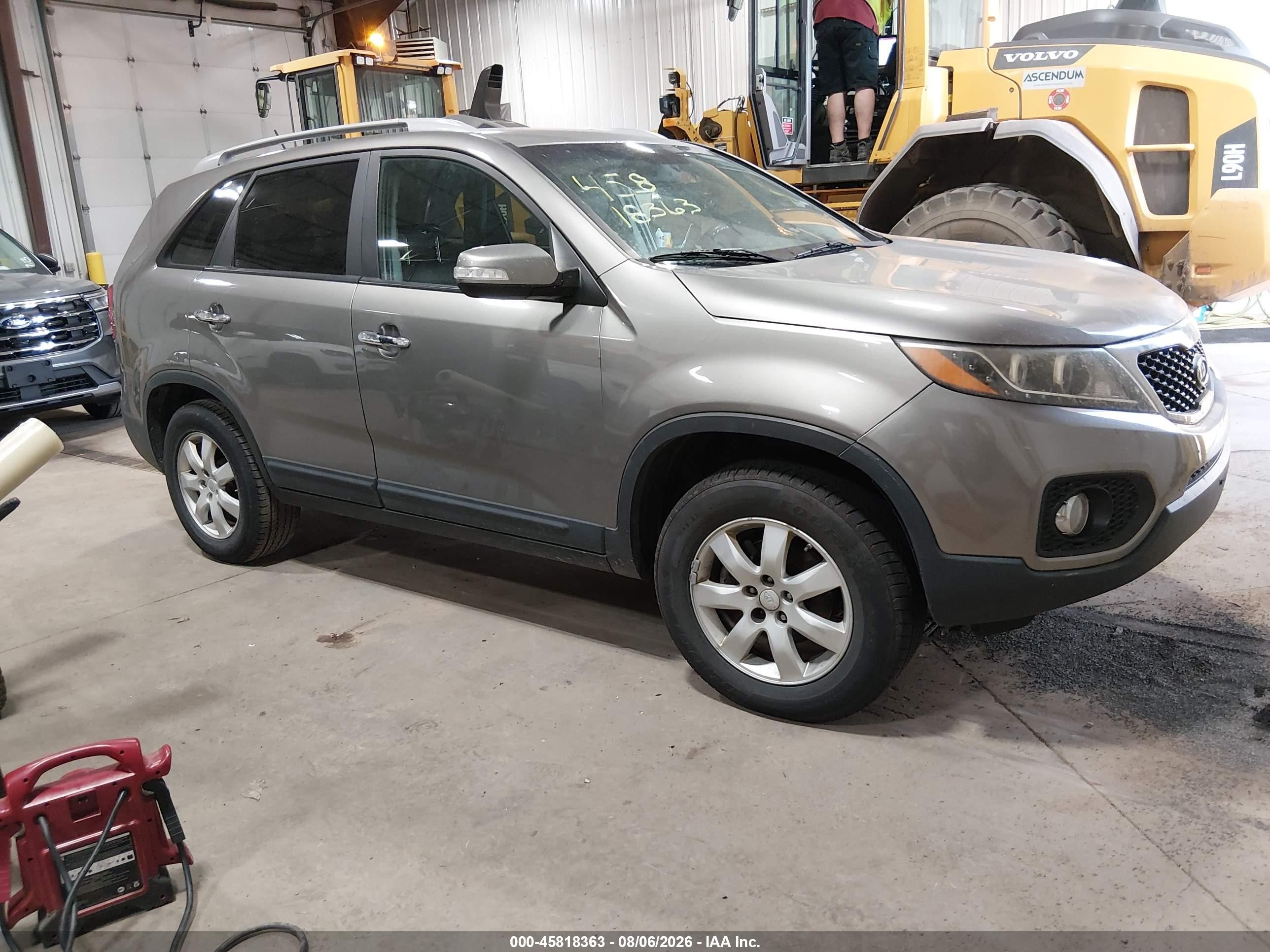 2011 Kia Sorento LX, VIN 5XYKT3A15BG113948 — Normal wear