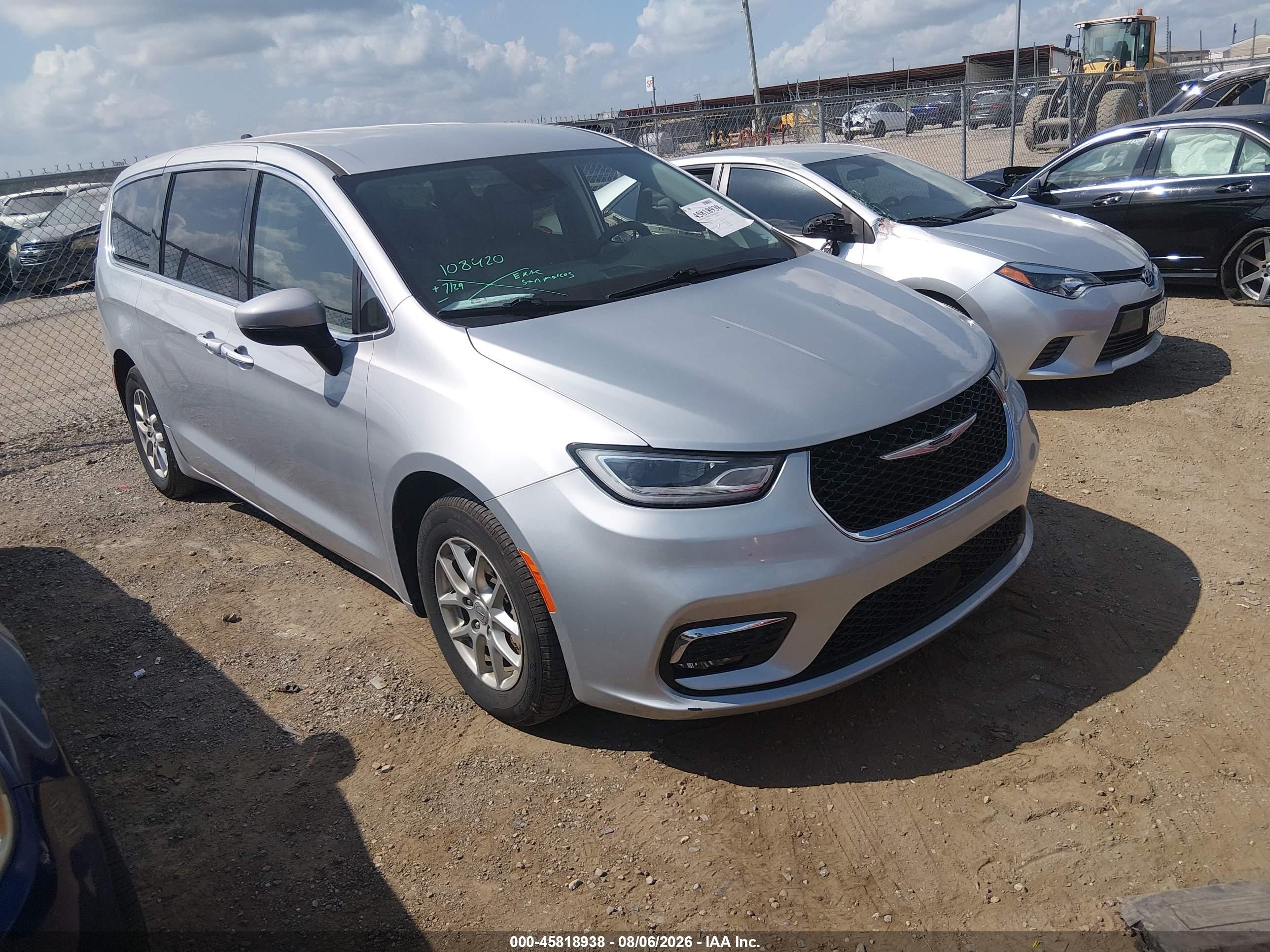 2023 Chrysler Pacifica Touring L, VIN 2C4RC1BG5PR532861 — Side